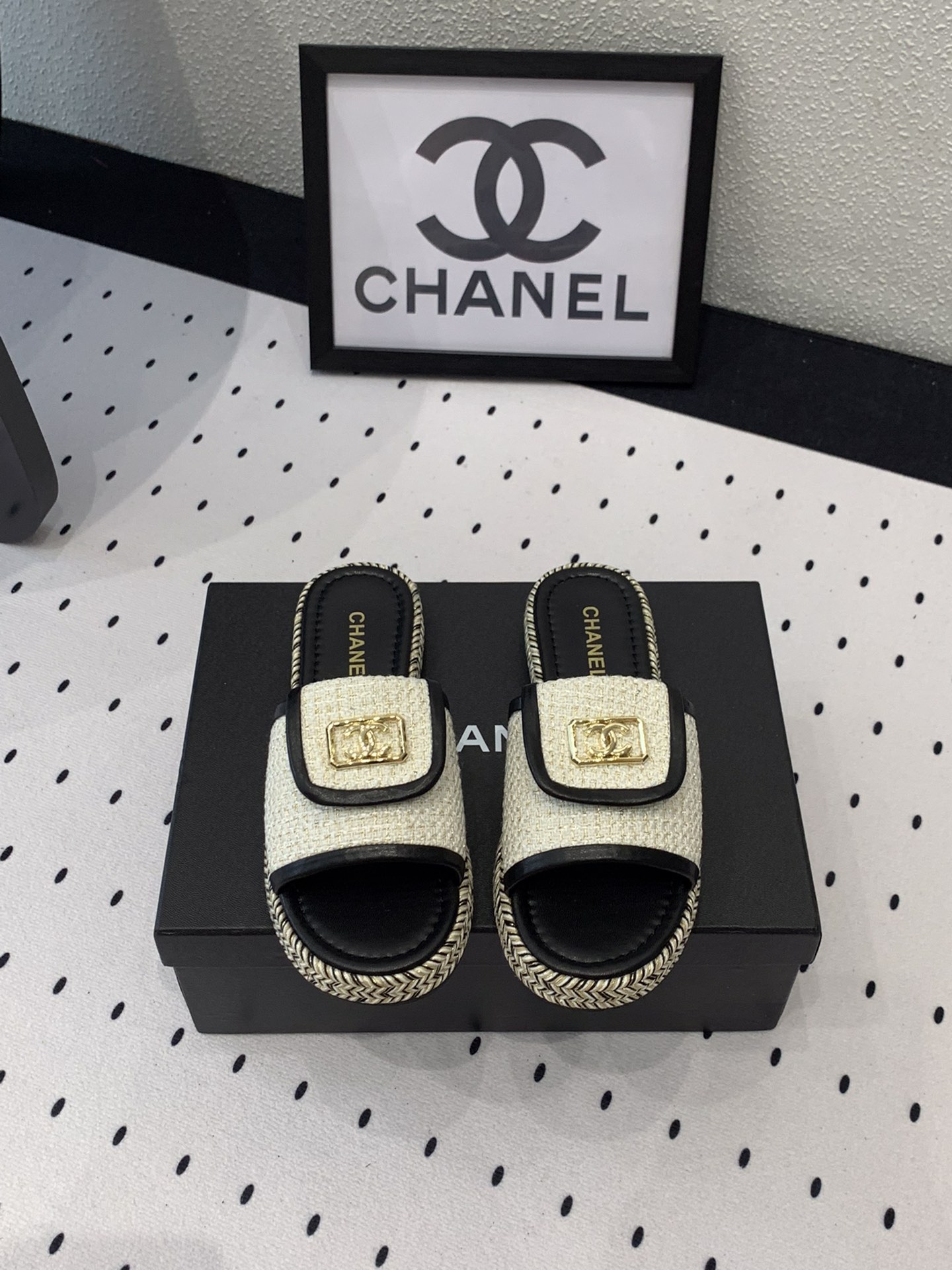 Chanel Chanel新款早春拖鞋 无敌可爱上脚