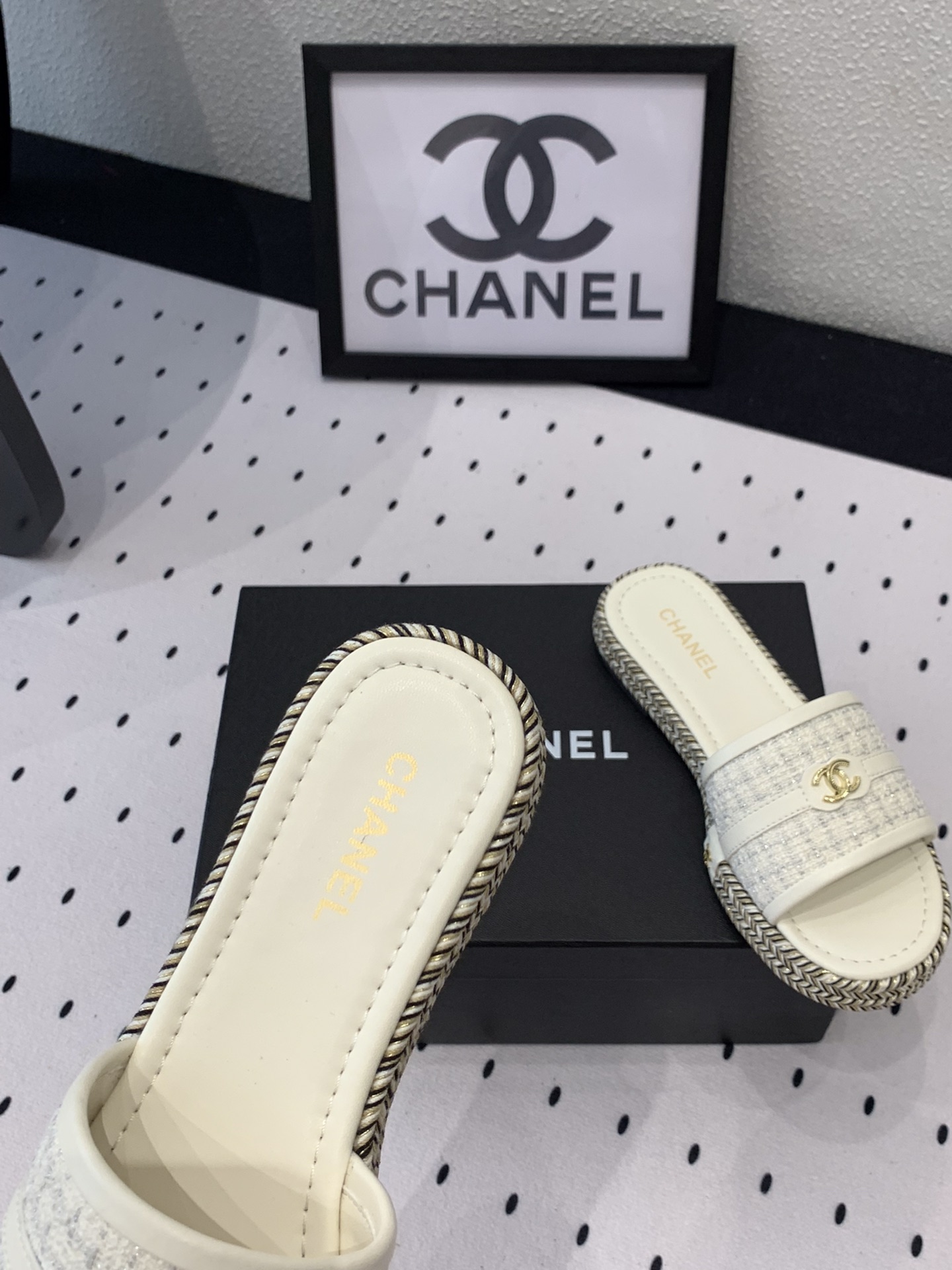 Chanel Chanel新款早春拖鞋 无敌可爱上脚