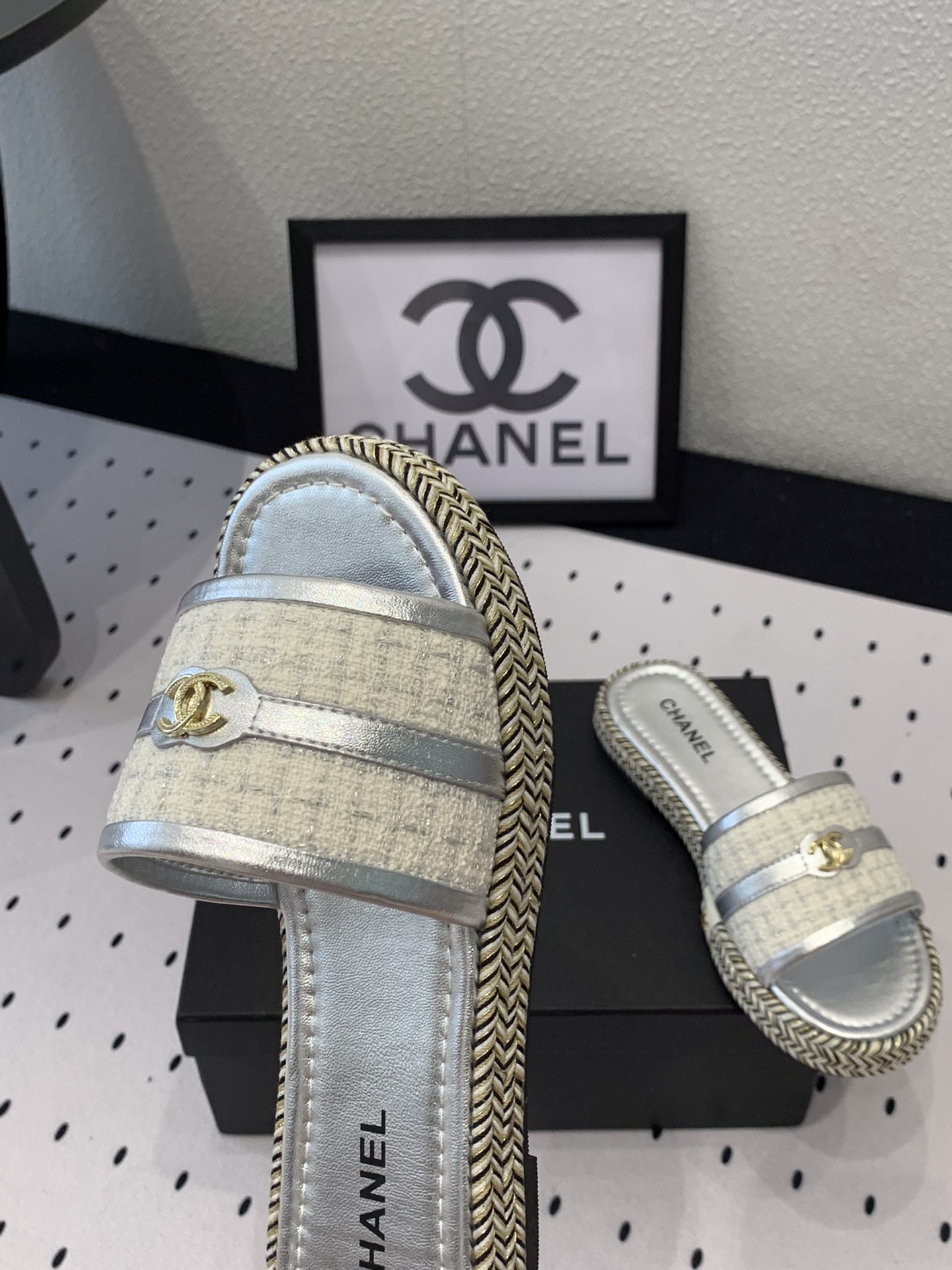 Chanel Chanel新款早春拖鞋 无敌可爱上脚