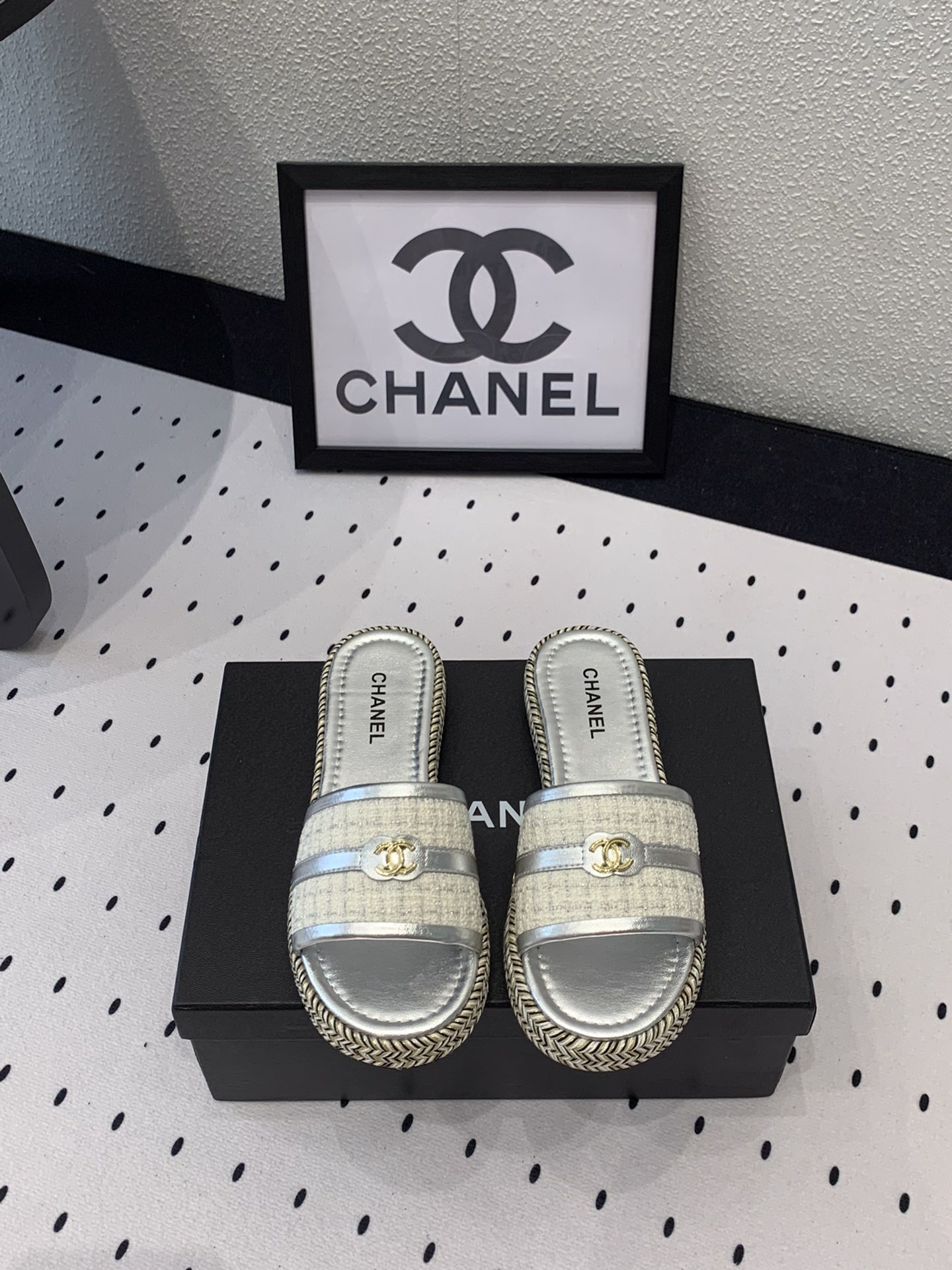 Chanel Chanel新款早春拖鞋 无敌可爱上脚