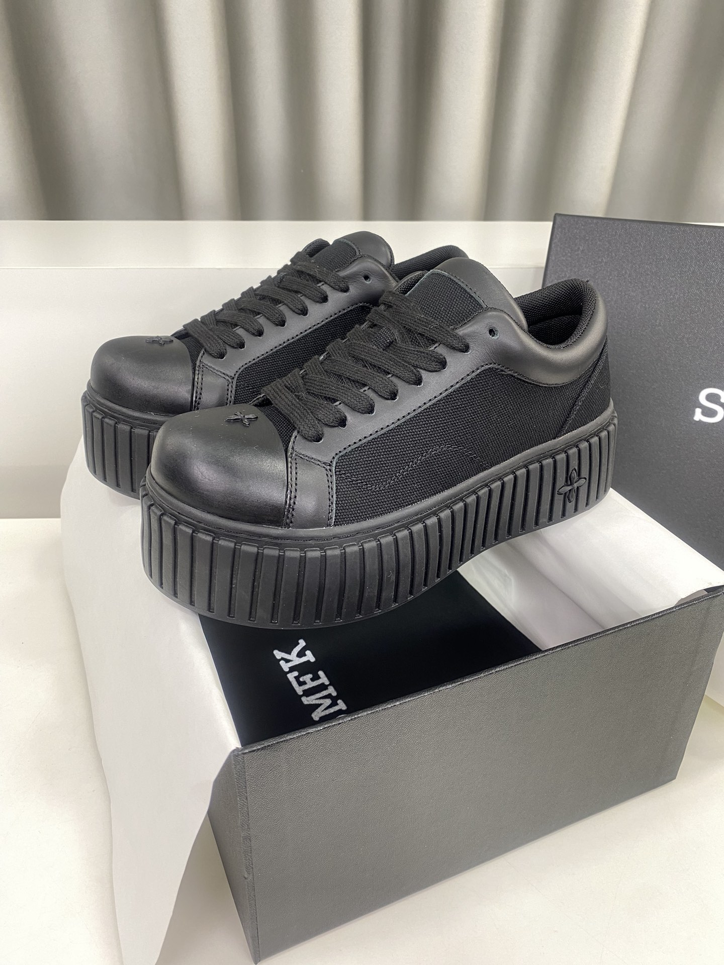 NO:229617,SMFK's latest hot crossbow, dirty shoes series!  Casual, versatile minimalist style. The new Chinese-style works inherit many popular elements of the brand and are bound to be popular - Sail Super cool. It is equipped with a comfortable and thick sole with moderate height, and the details also ensure that it is safe and easy to displace. Original imported customized high-density canvas fabric. Imported breathable canvas material. Original sole open molded cross-shaped rubber sole. Sole thickness 6cm: women's model 35-39 (40 customized, non-return and exchange), casual shoes/sneakers, sneakers19860909SMFK 最新火爆款十字花 脏脏鞋系列！ 休闲 百搭的极简风 国潮新作继承了诸多品牌制胜的流行元素,势必大热—帆 超级酷 配有高度适中的舒适厚底,细节还确保穿着稳妥不易移位 面料原版进口定制高密度帆布面料  内里进口透气帆布材质  鞋底原版开模十字花成型橡胶大底 底厚6cm Size:女款35-39(40定制不退换）,休闲鞋/运动鞋,sneakers,Women's Shoes