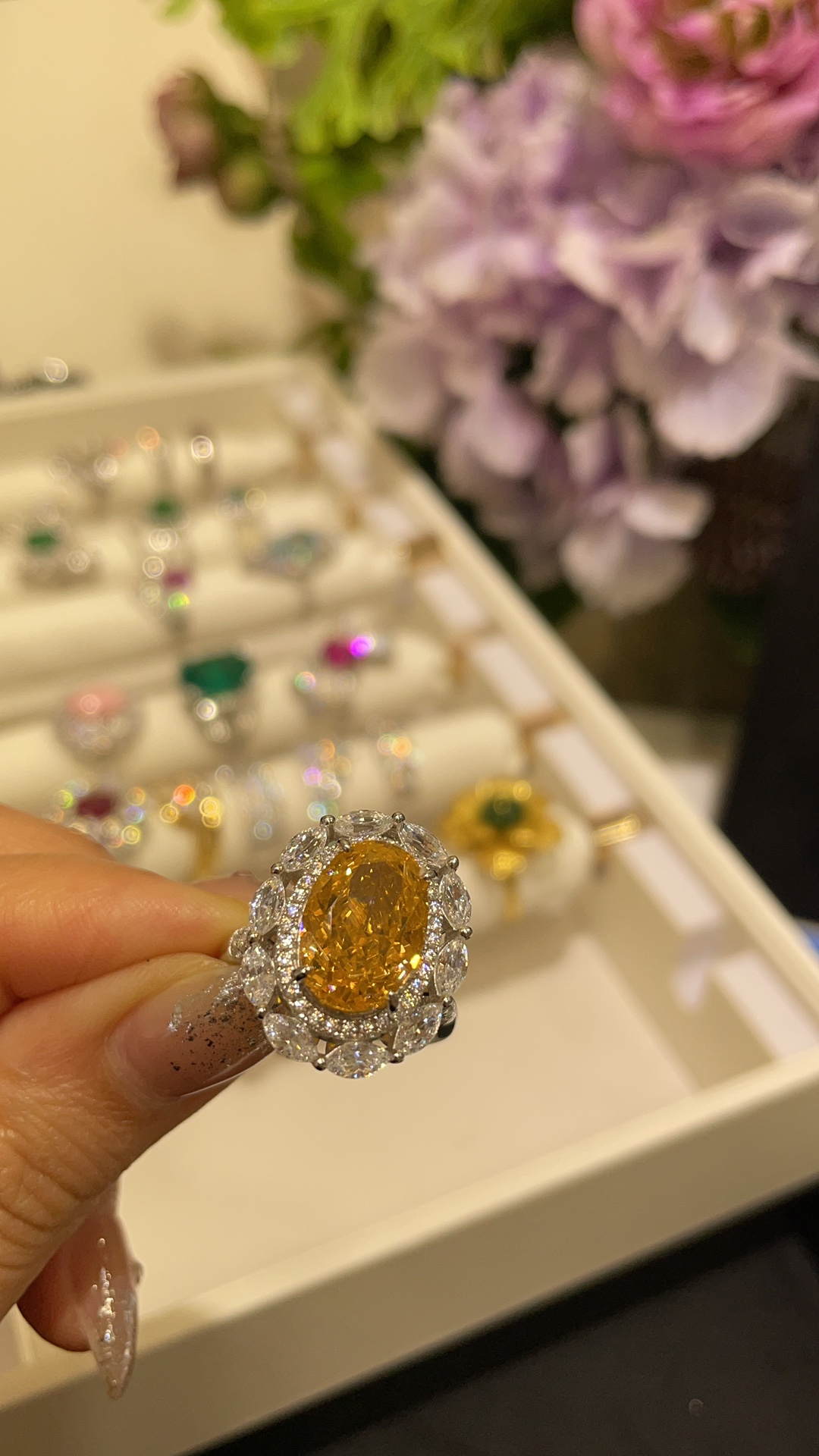 NO:634820,New artificial Fanta stone pigeon egg diamond ring. The bright orange color of Fanta stone is like Fanta soda. Eye-catching and hot, it brings you full of vitality. The large pigeon egg is super eye-catching and luxurious. Size US 6-7-8-9. Material: artificial Fanta stone high carbon diamond S925 sterling silver, pure silver, Cardia high-end jewelry19860909新品人造芬达石鸽子蛋钻戒 芬达石的亮橙色像极了芬达汽水 醒目而炙热 戴来活力满满的能量 大颗鸽子蛋上手超级吸睛太奢华了 size美码6-7-8-9 材质人造芬达石高碳钻s925纯银,,pure silver,卡迪亚高端饰品,Jewelry