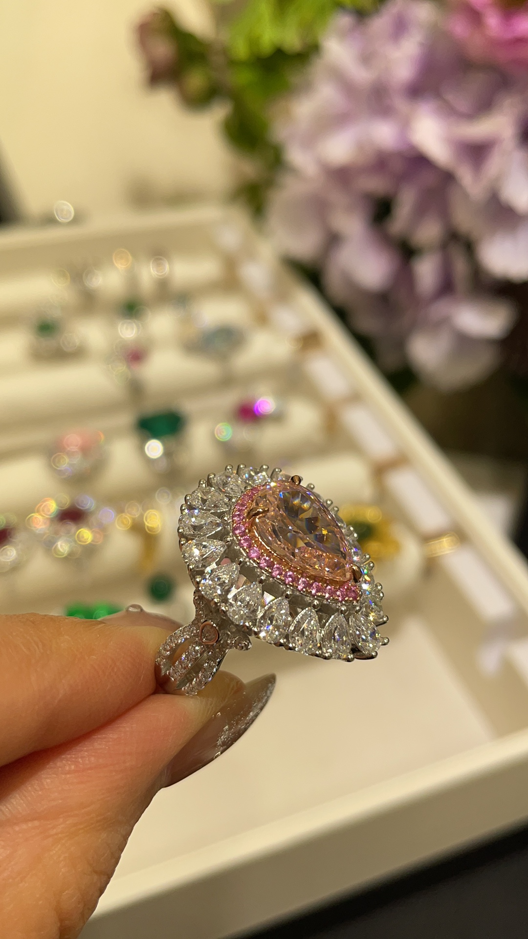 NO:634817,Ring with packaging box New sweet cherry blossom artificial pink diamond water drop ring The naturally dripping water drop shape makes the fingers slender and slender. The luxurious surrounding design is like a cluster of flowers. Every detail is full of sweet girly feeling. Material: s925 sterling silver + high carbon diamond. Size US code 5-6-7-8-9, ring, pure silver, Cardia high-end jewelry19860909戒指带包装盒 新品甜美樱花人造粉钻水滴戒指 自然滴落的水滴形显得手指纤细修长 奢华围镶设计犹如花团锦簇 每一个细节都充满了甜蜜少女感 材质s925纯银+高碳钻 size美码5-6-7-8-9,,ring,pure silver,卡迪亚高端饰品,Jewelry