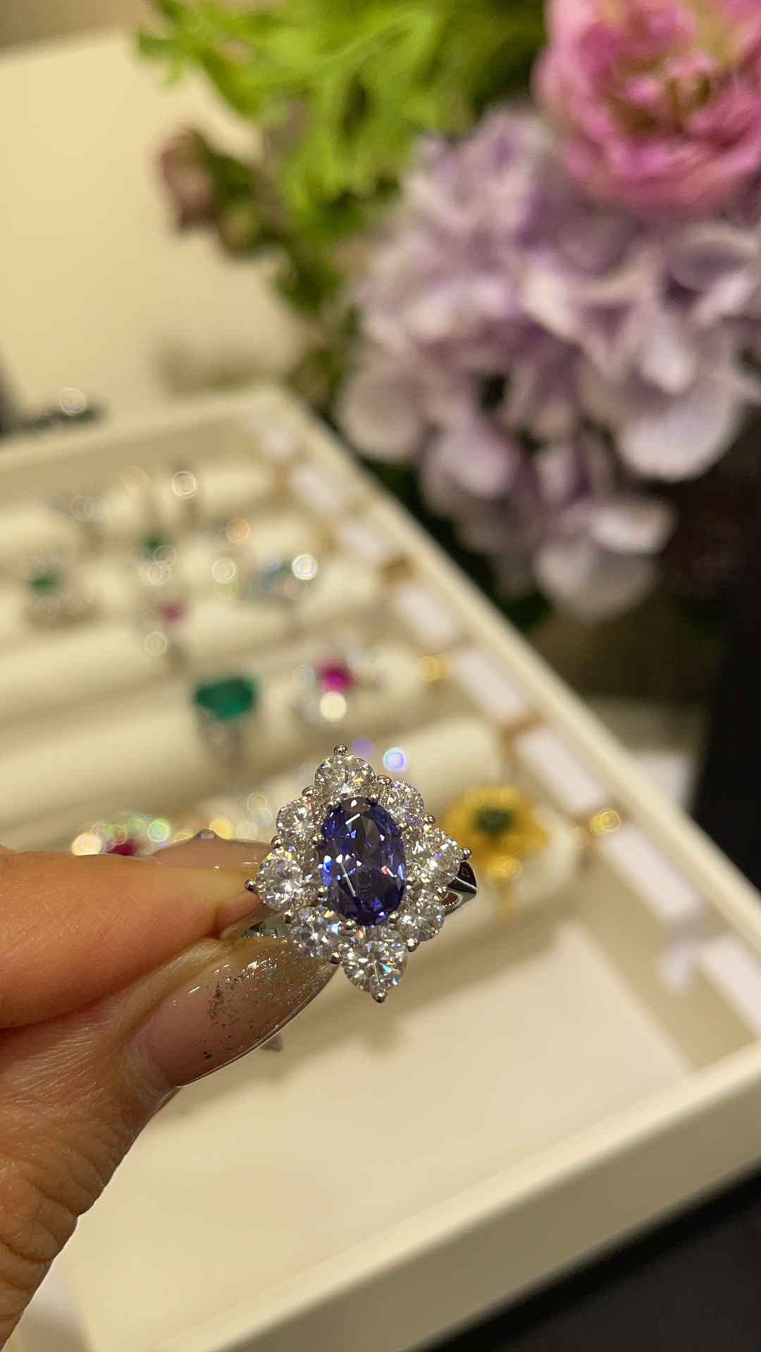 NO:634823,New 1.5 carat artificial sapphire ring. Mysterious, noble and elegant sapphire, perfect whiteness. Under the light, it reflects the light of sparkling diamonds. Simple and elegant classic design, versatile and not tired every day. Size US 5-6-7-8-9. Silver material, high carbon diamond, artificial sapphire, ring, Cartier high-end jewelry.19860909新品1.5克拉人造蓝宝石戒指 神秘又高贵典雅的蓝宝石 显白满分 灯光下与闪钻光芒相互辉映 简约大气的经典设计日常百搭不腻 size美码5-6-7-8-9 银材质高碳钻人造蓝宝石,,ring,卡迪亚高端饰品,Jewelry