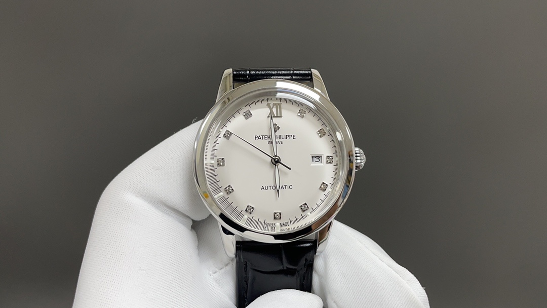 NO:151503,[TW Long Chong launches] Patek Philippe's highest version of the watch in the market!  The TW watchmaker team is carefully designed, dares to be the first, breaks through the multi-layer technical bottlenecks, and strives for perfection!  [Case] ​​The market's exclusive latest pot cover glass material, the dial is simple and extraordinary, the 12 scales are integrated with glass, the exclusive shell cover is paired with pot cover glass, which has a strong 3D three-dimensional sense, ultra-thin craftsmanship, and a diameter of 40mm. [Movement] The watch uses an original imported (non-domestic) movement, with a frequency of 28,800 times per hour, and zero rework quality. [Watch buckle] style and Italian cowhide make the wrist fit and comfortable, the watch buckle is engraved with a classic logo, generous and classy, ​​patek philippe, cowhide19860909【TW 龙重推出】百达翡丽 市场最高版本腕表！TW制表师团队精心设计,敢为人先,突破多层技术瓶颈,力求完美！【表壳】市场独家最新锅盖玻璃材质,表盘简而不凡,12个刻度与玻璃融为一体,独家的壳套配上锅盖玻璃,具有超强3D立体感,超薄工艺,直径40mm.【机芯】腕表采用原装进口(非国产)机芯,每小时振频28800次,零返修质量.【表带扣】款式搭配意大利牛皮让手腕更贴合舒适,腕表表扣上面刻有经典标志,大方富有档次,,patek philippe,cowhide,Watch