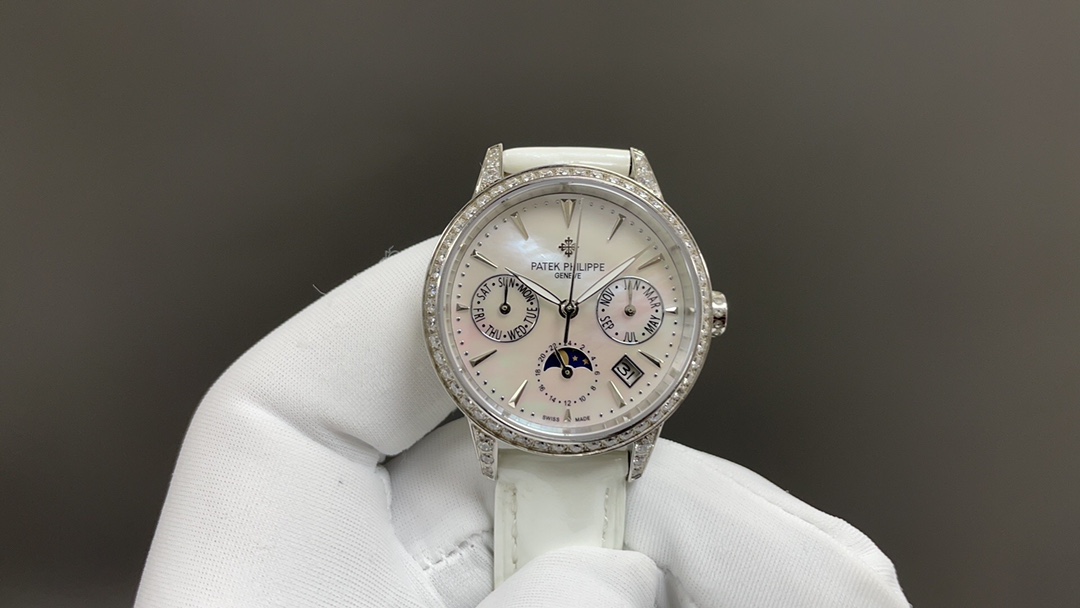 NO:150854,[TW Long Chong launches] Patek Philippe's highest version of the watch in the market!  The TW watchmaker team is carefully designed, dares to be the first, breaks through the multi-layer technical bottlenecks, and strives for perfection!  [Case] ​​The market's exclusive latest pot cover glass material, the dial is simple and extraordinary, the 12 scales are integrated with glass, the exclusive shell cover is paired with pot cover glass, which has a strong 3D three-dimensional sense, ultra-thin craftsmanship, and a diameter of 40mm. [Movement] The watch uses an original imported (non-domestic) movement, with a frequency of 28,800 times per hour, and zero rework quality. [Watch buckle] style and Italian cowhide make the wrist fit and comfortable, the watch buckle is engraved with a classic logo, generous and classy, ​​patek philippe, cowhide19860909【TW 龙重推出】百达翡丽 市场最高版本腕表！TW制表师团队精心设计,敢为人先,突破多层技术瓶颈,力求完美！【表壳】市场独家最新锅盖玻璃材质,表盘简而不凡,12个刻度与玻璃融为一体,独家的壳套配上锅盖玻璃,具有超强3D立体感,超薄工艺,直径40mm.【机芯】腕表采用原装进口(非国产)机芯,每小时振频28800次,零返修质量.【表带扣】款式搭配意大利牛皮让手腕更贴合舒适,腕表表扣上面刻有经典标志,大方富有档次,,patek philippe,cowhide,Watch