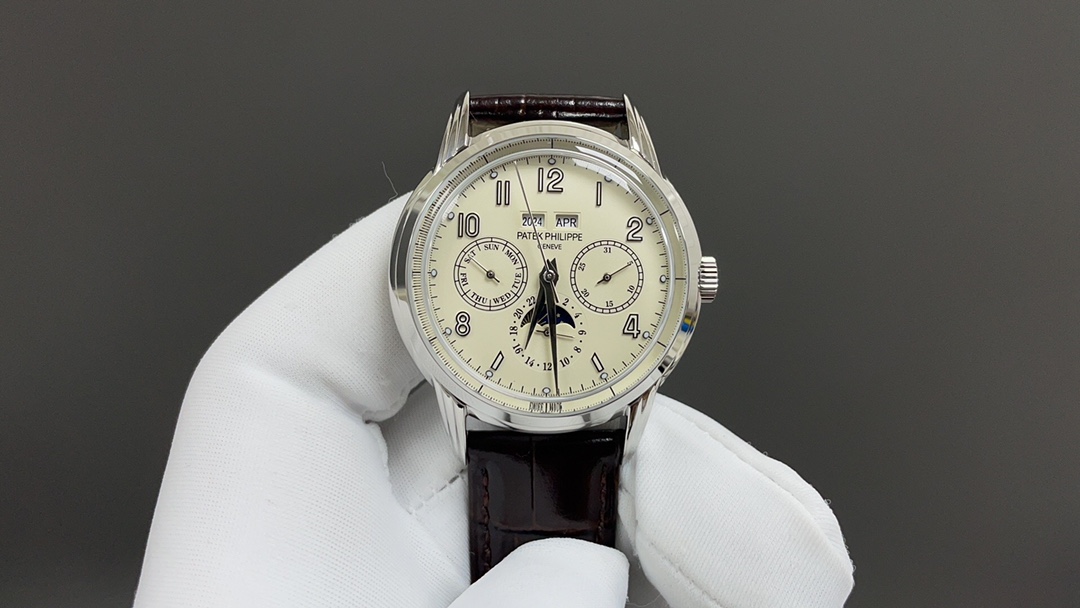 NO:150878,Patek Philippe/1G-001 – Super complex and multi-functional debut, the first Nautilus complex watch launched so far, creating a casual sports watch with super complex technology. 1 Small body panels with large energy of 40MM, and fully enjoy the following functions: the window on the left shows the year, the window on the right shows the month, the window on the right shows the week, the month at 9 o'clock, and the moon phase display disc at 6 o'clock. 2 The movement uses a replica Cal. Automatic winding movement, which perfectly interprets the functions while realizing the appearance. 3 The modification master independent watchmaker participates in the customization of the modified dial color, giving the unique watch an interesting soul!  PP Factory's craftsmanship masterpieces welcome to taste it, patek philippe19860909百达翡丽/1G-001–超复杂多功能重磅登场,迄今推出的首款Nautilus复杂腕表,以超复杂的工艺技术打造休闲运动腕表. 1小身板大能量40MM 尽揽以下功能∶左边窗口位置显示年份,右边窗口位置显示月份、9点位置处是星期、3点位置处是月份以及6点位置处是24小时与月相显示盘. 2机芯采用复刻版Cal.自动上链机芯,在实现外观的逼真前提下,功能一并完美诠释. 3改装大师独立制表人,倾情参与定制改装表盘颜色,给予独一无二的腕表增添有趣的灵魂！ PP Factory匠心力作 欢迎各位表友品鉴,,patek philippe,Watch