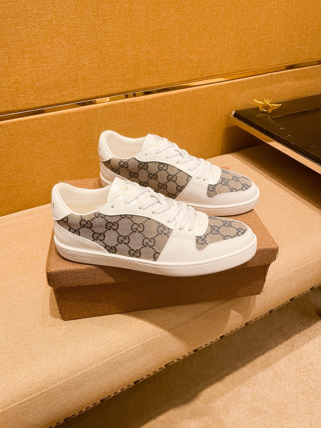 NO:347192,[Guqi] High-end men's shoes brand Official website 11's latest masterpiece upper is made of imported Italian cowhide with comfortable and breathable inner original non-slip and wear-resistant outsole, making walking more convenient and comfortable!  Exclusive new style, amazing work, beautiful 11 ​​replica [color] compared to the official quality!  Create a fashionable personality to set off your uniqueness!  Must-have for trendy men! Classic size: 38-44 Color 2 colors available.,,cowhide19860909【 古奇】 男鞋高端品牌 官网11最新力作鞋面采用意大利进口头层牛皮搭配舒适透气内里原版防滑耐磨大底制作,让行走更加便捷舒适！独家新款,惊世之作,与官方的质量相比美的11复刻[色]！打造时尚个性衬托你的与众不同！潮男必备!经典尺码:38-44 颜色 2色可选.,,cowhide,Men's shoes