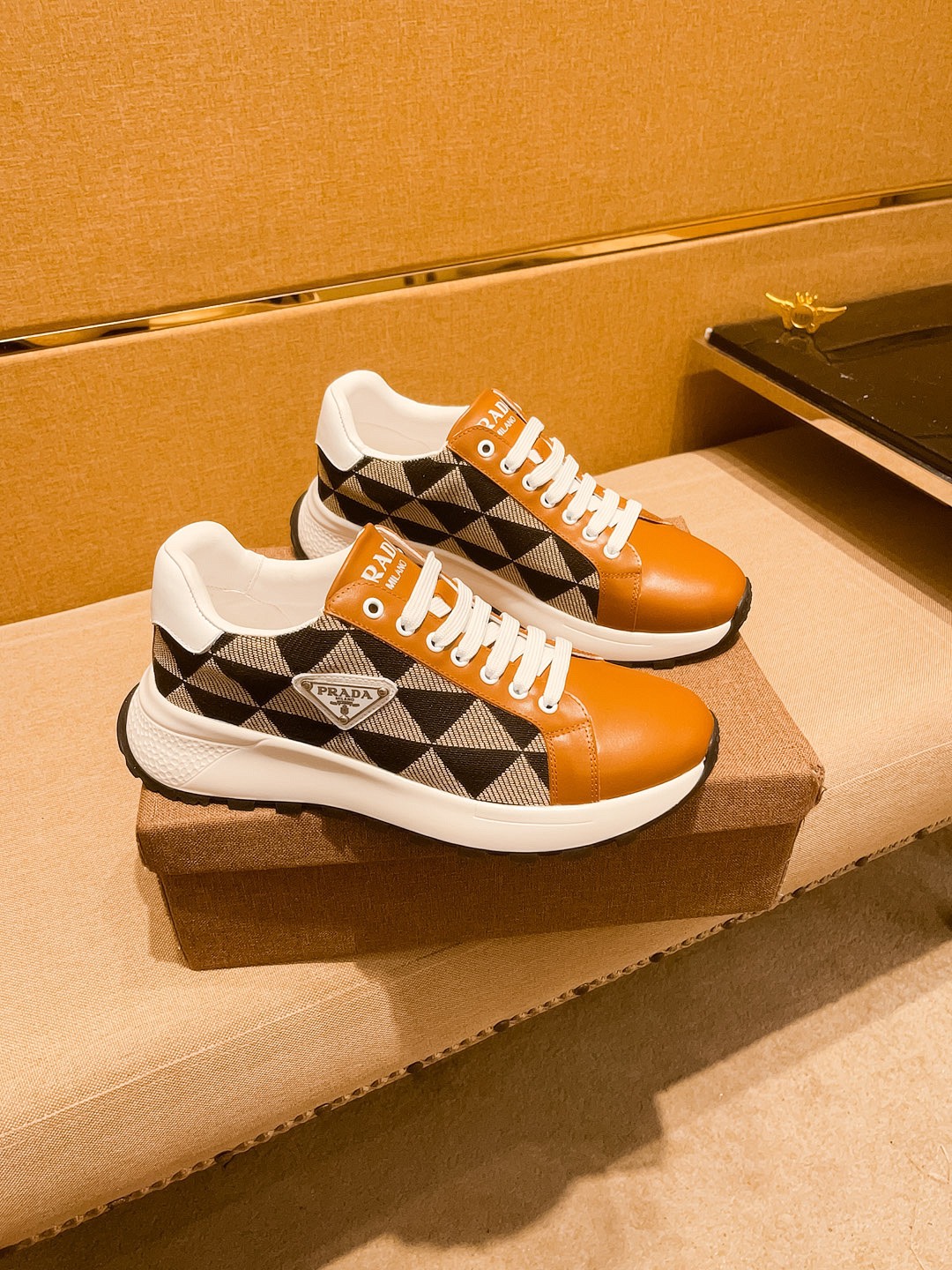 NO:276328,[Prada] Men's high-end brand of shoes. The latest masterpiece upper of the official website 11 is made of Italian imported cowhide with comfortable and breathable inner original non-slip and wear-resistant outsole, making walking more convenient and comfortable!  Exclusive new style, amazing work, beautiful 11 ​​replica [color] compared to the official quality!  Create a fashionable personality to set off your uniqueness!  Must-have for trendy men! Classic size: 38-44 Color Multi-color available.,,prada,cowhide19860909【 普拉达】 男鞋高端品牌 官网11最新力作鞋面采用意大利进口头层牛皮搭配舒适透气内里原版防滑耐磨大底制作,让行走更加便捷舒适！独家新款,惊世之作,与官方的质量相比美的11复刻[色]！打造时尚个性衬托你的与众不同！潮男必备!经典尺码:38-44 颜色 多色可选.,,prada,cowhide,Men's shoes