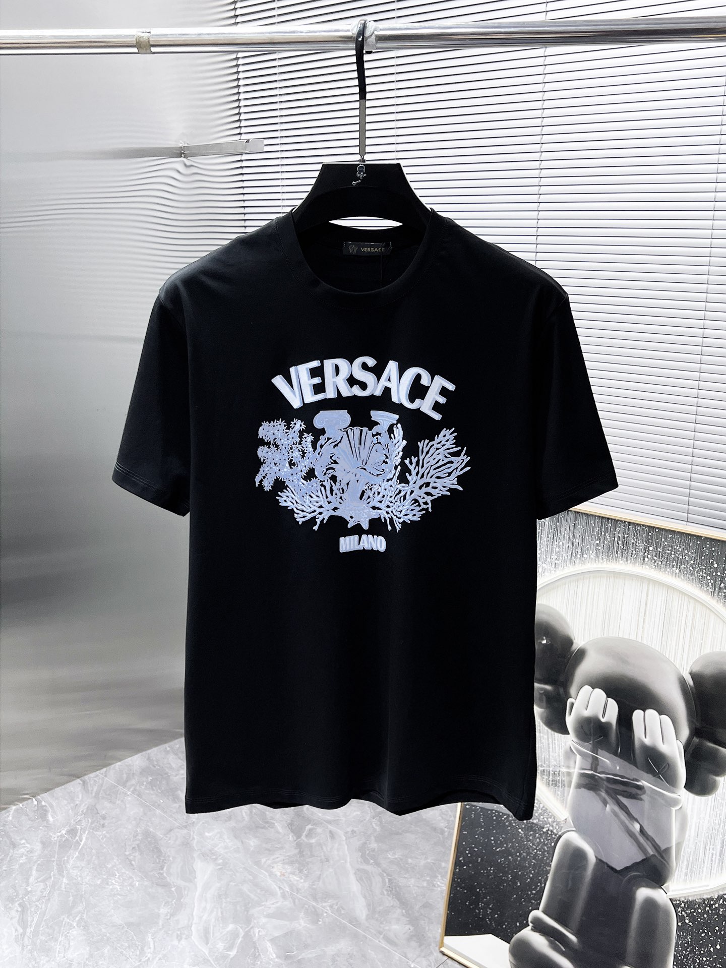 NO:496068,Versace versace new round neck short-sleeved T-shirt T-shirt half-sleeved, high-end version!  Customized fabrics for counters are breathable and comfortable, with impeccable details, and the brand element design concept reflects high quality. The feel is delicate and soft!  It is casually cut, with a great upper body style!  S-5XL. Wearing L maximum wear about 230 catties exclusively available, versace, versace, T-shirt, tees, t-shirt, alexander wang19860909范思哲 versace 新款 圆领 短袖 T恤 体恤 半袖 ,高端版本！专柜定制面料 透气舒适度高,细节无可挑剔,品牌元素设计理念,体现高品质.手感细腻柔软！呈现休闲裁剪,上身版型超赞！码数S-5XL.穿L最大穿230斤左右独家专供,,versace,versace,T-shirt,tees，t-shirt,alexander wang,Men's clothing