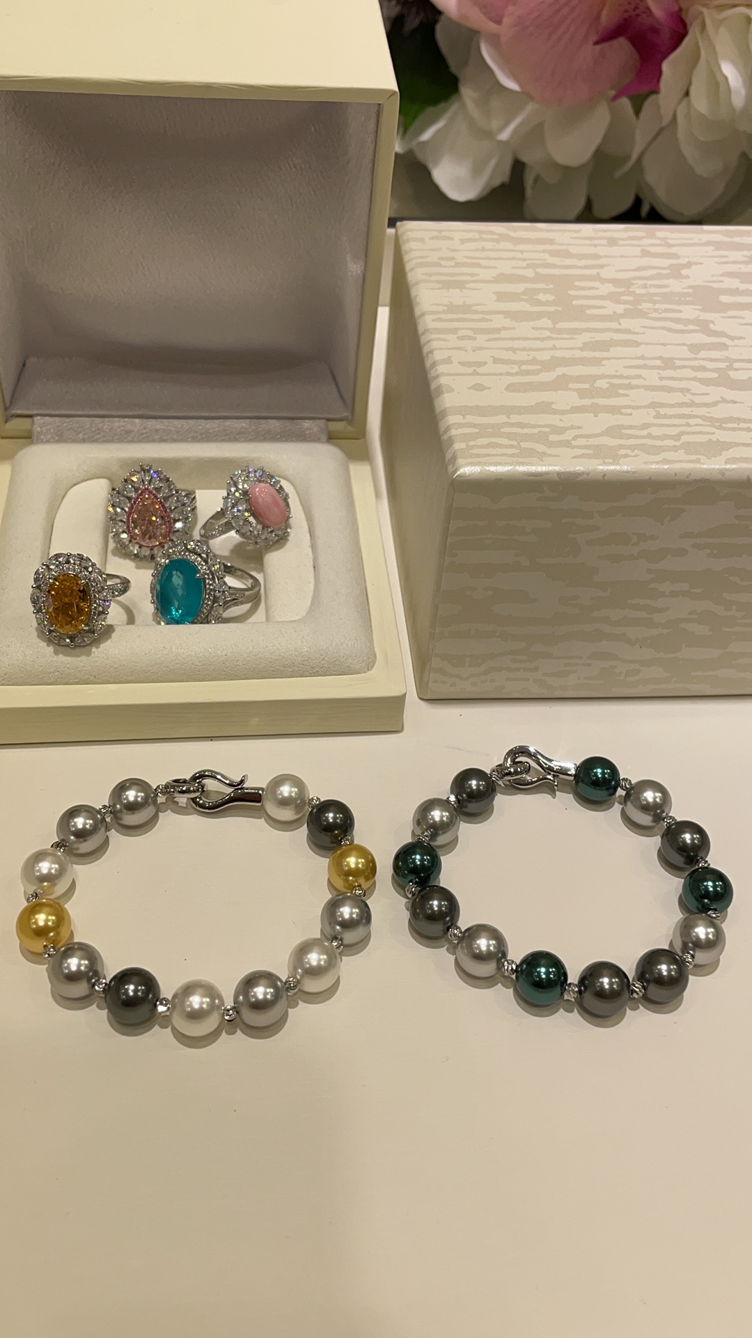 NO:634806,Group purchase price, two colors to choose from, seawater pearl replacement version, 10mm Swarovski pearl bracelet. The combination of mixed color pearls is so gentle. It brings out the noble temperament of a wealthy flower in the world. Real pearls are on a limited budget. It is most cost-effective to choose Swarovski pearls. Two-color Maillard mixed color South Sea gold beads, malachite green mixed color. Accessories: Brass platinum-plated 10mm Swarovski pearls (not real pearls), bracelet, Cartier high-end jewelry19860909团购价 两色可选 海水珍珠平替版·10mm施华洛珍珠手链 混彩珍珠的搭配真的太温柔了 戴出人间富贵花的高贵气质 真珠预算限 选施华洛珍珠最划算啦 两色美拉德混彩南洋金珠 孔雀绿混彩 配件黄铜镀白金10mm施华洛珍珠（非真珠）,,bracelet,卡迪亚高端饰品,Jewelry