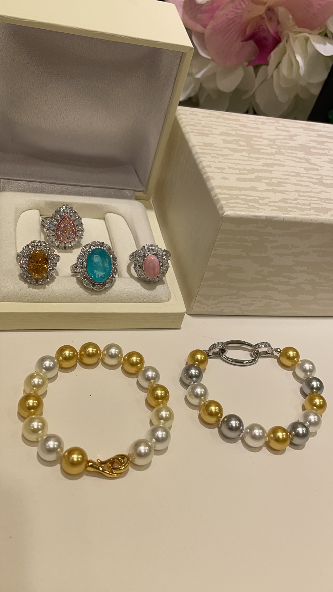 NO:634803,Group purchase price, two colors to choose from, replacement version of seawater pearls, 10mm Swarovski pearl bracelet, the combination of mixed-color pearls is really gentle, and it brings out the noble temperament of a wealthy flower in the world. Real pearls are on a limited budget, so it is most cost-effective to choose Swarovski pearls. Two-color maillard color seawater beads, South Sea mixed-color gold beads, accessories, brass gold-plated 10mm Swarovski pearls (not real pearls), bracelet, gold plating, Cardia high-end jewelry19860909团购价 两色可选 海水珍珠平替版·10mm施华洛珍珠手链 混彩珍珠的搭配真的太温柔了 戴出人间富贵花的高贵气质 真珠预算限 选施华洛珍珠最划算啦 两色美拉德色系海水珠 南洋混彩金珠 配件黄铜镀金10mm施华洛珍珠（非真珠）,,bracelet,gold plating,卡迪亚高端饰品,Jewelry