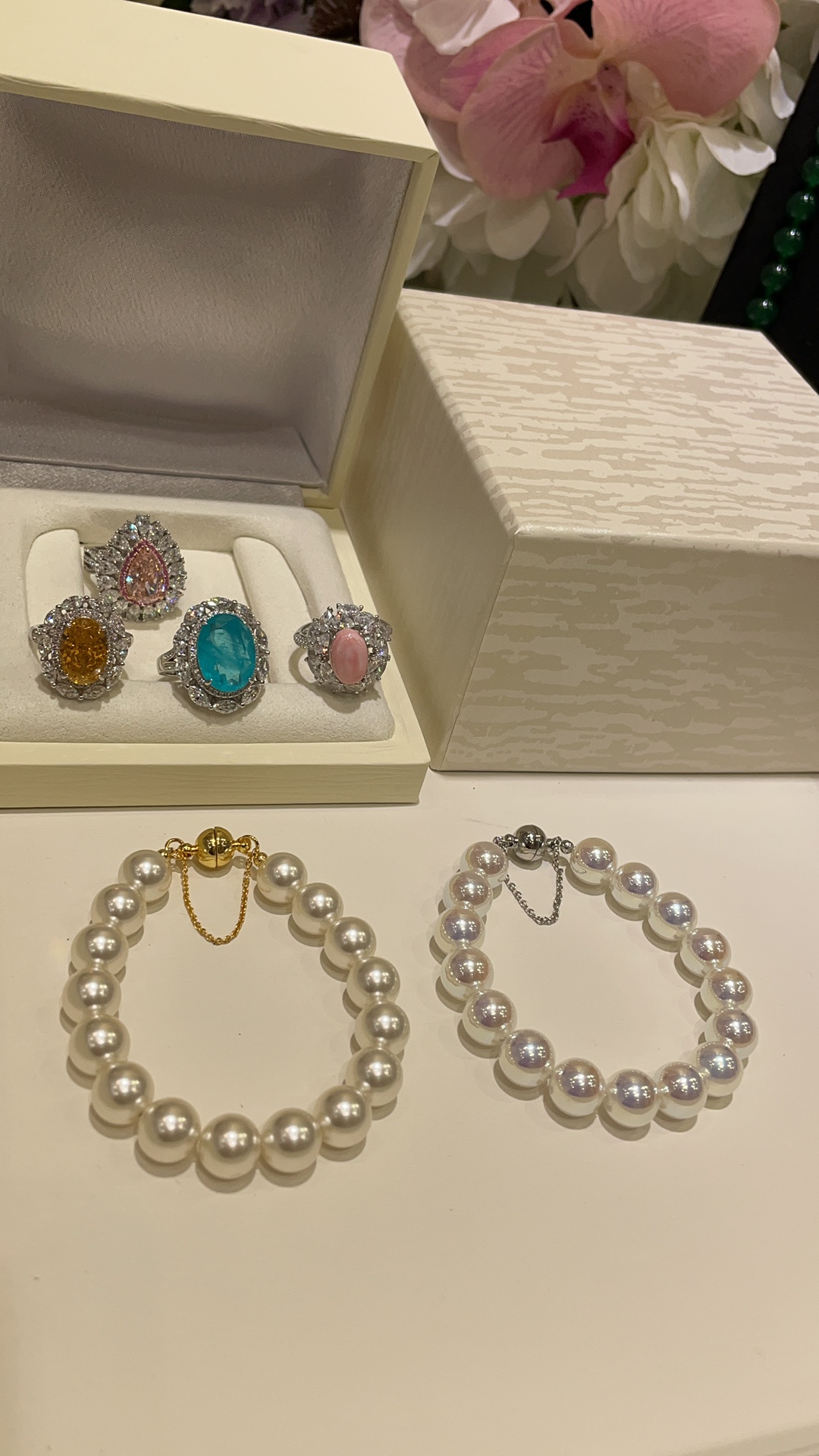 NO:634809,Aurora White 10mm Artificial Pearl Bracelet. Gold Magnetic Clasp 10mm Swarovski Pearl Bracelet. Real pearls are on a budget. Choosing artificial pearls is extremely cost-effective. Flawless and lustrous. Flat ceiling. Wear it to bring out the noble temperament of a wealthy flower in the world. Accessories: Brass gold-plated 10mm pearls (not real pearls), bracelet, gold plating, Cardia high-end jewelry19860909天女极光白10mm人造珍珠手链 金色磁扣10mm施华洛珍珠手链 真珠预算限 选人造珍珠性价比超高 无瑕疵且光泽感强 平替天花板 戴出人间富贵花的高贵气质 配件黄铜镀金10mm珍珠（非真珠）,,bracelet,gold plating,卡迪亚高端饰品,Jewelry