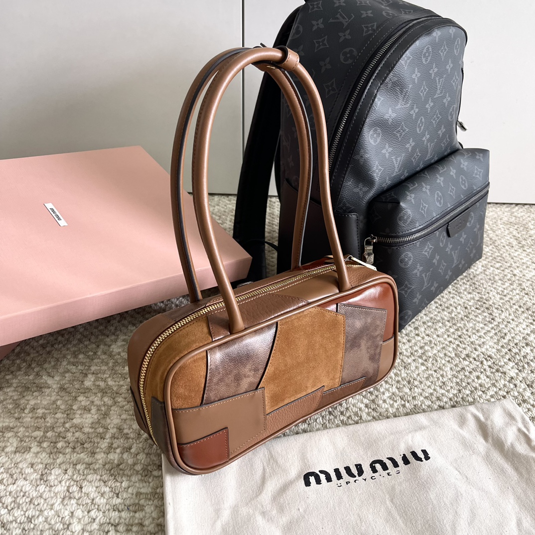 Miu Miu When the 1100 miumiu patch series was first launched in the counter, we had already started preparing its raw materials non-stop. It real