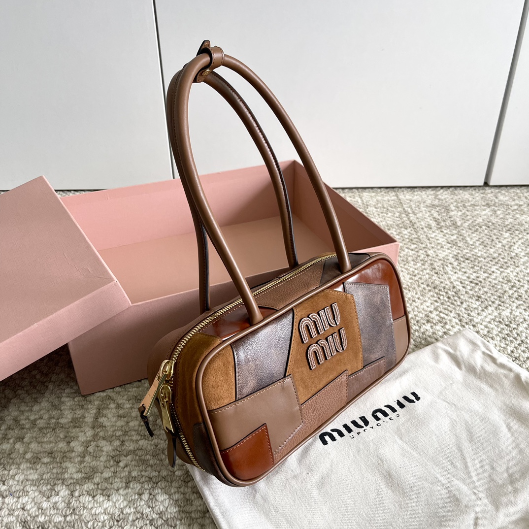 Miu Miu Miumiu's hardware always uses brass embryos with thick gold plating, coupled with the distressed frosting process. I have said this many