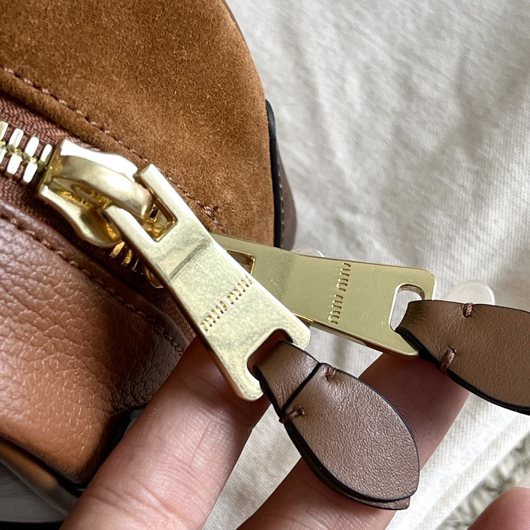 Miu Miu Miumiu's hardware always uses brass embryos with thick gold plating, coupled with the distressed frosting process. I have said this many