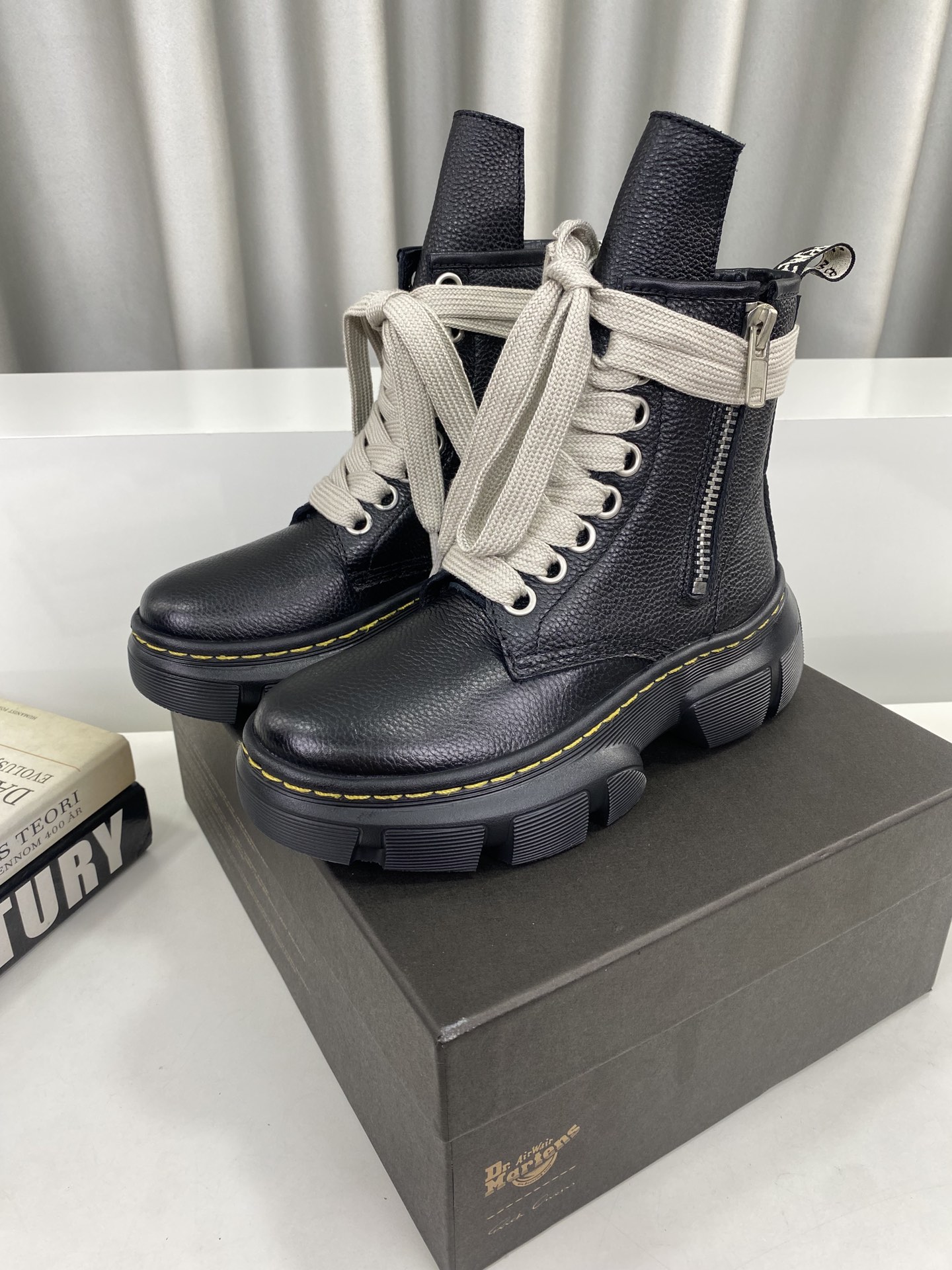 NO:229625,Dr. Martens x Rick Owens Functional Sports Crazy Strap Martin Boots Advanced Crazy Strap Design refreshes visual aesthetics. The new product uses EVI foam tire sole to solve the clumsy disadvantages of La Generation 1 and 2 generations, presenting the lines of running shoes, which are closer to the main line design, and are beautiful. A must-have for trendy people. Secondly, in terms of leather, soft leather, will not be stained by the first wear. Finally, friendly reminder, this strap is very complicated, and if you don’t have strong hands-on ability, don’t remove the shoelaces easily!  Imported fabric lychee pattern calfskin, imported inner layer cowhide, color gold black, code number 35-39 (40 custom made without return), boots, boots, cowhide19860909Dr. Martens x Rick owens机能 运动 疯狂绑带马丁靴 超前的疯狂绑带设计,刷新视觉美感,新品更是采用啦EVI发泡轮胎大底,解决啦一代 二代 笨重的弊端,呈现出跑鞋的线条,更接近主线设计,美不胜收 潮人必备[色] 其次皮质方面,软皮,不会因为第一次穿被磨的血肉模糊,最后友情提醒,这个绑带非常复杂,动手能力不强的不要轻易拆鞋带！ 面料进口荔枝纹小牛皮 内里进口头层牛皮 颜色金典黑 码数35-39(40定做不退换),靴子,boots,cowhide,Women's Shoes