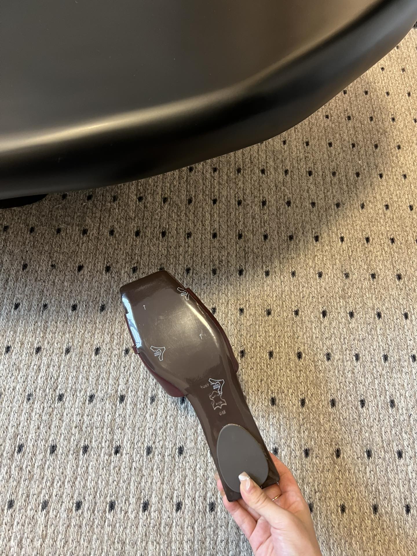 Unique Reverse Design Slipper by Tory Burc: Comfortable, Stylish, and Durable. - 图片 7