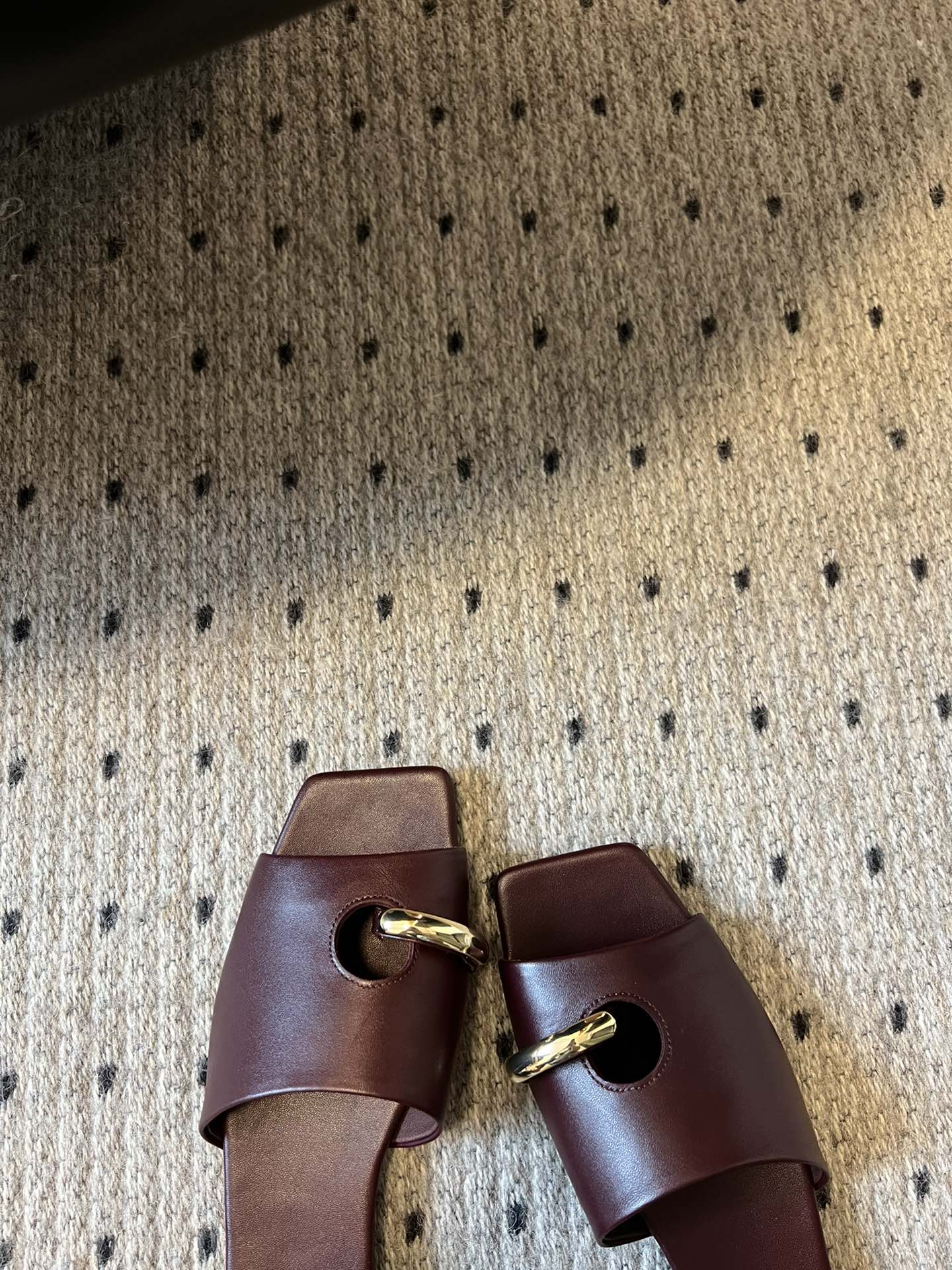 Unique Reverse Design Slipper by Tory Burc: Comfortable, Stylish, and Durable. - 图片 8
