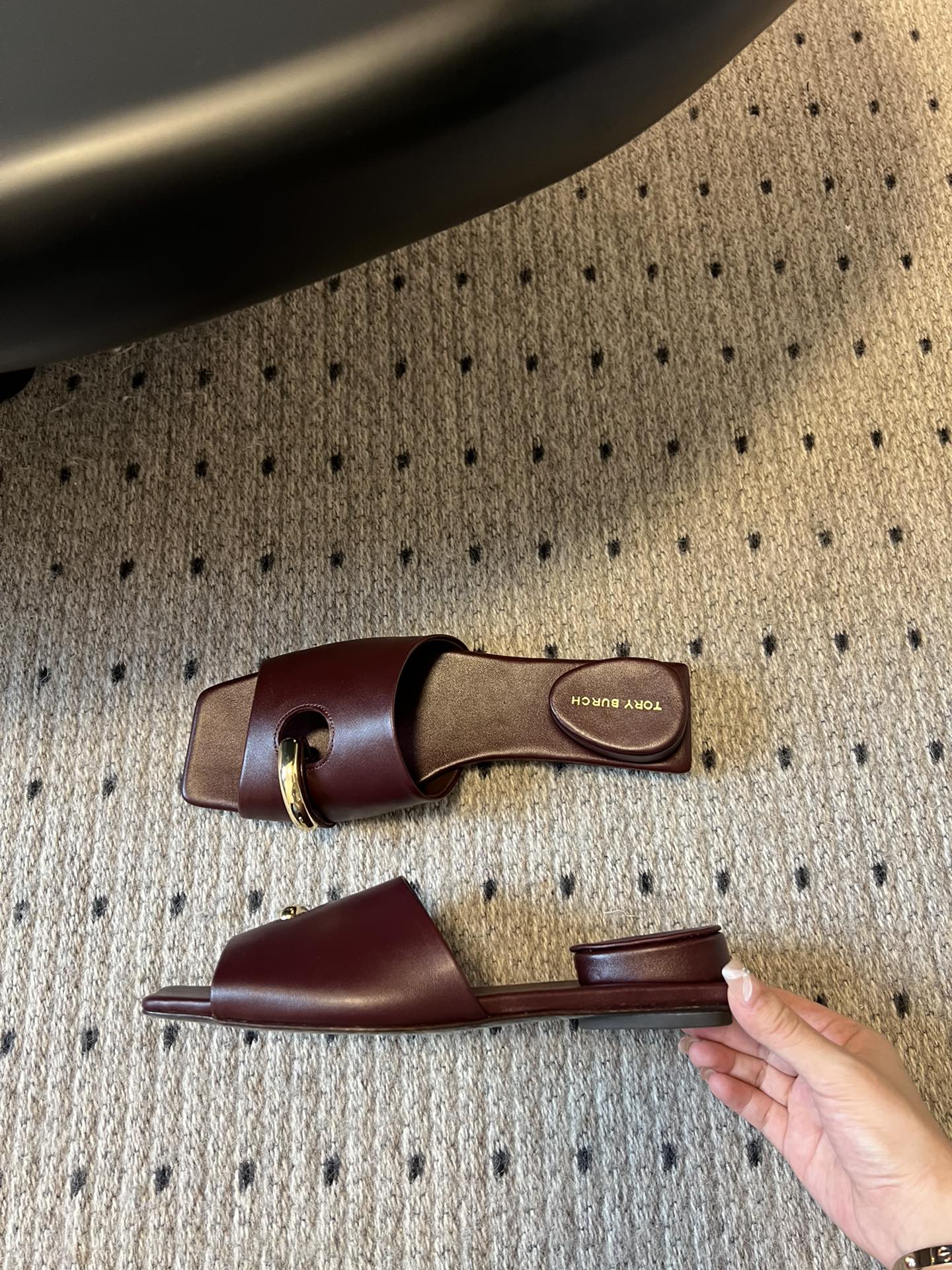Unique Reverse Design Slipper by Tory Burc: Comfortable, Stylish, and Durable. - 图片 3