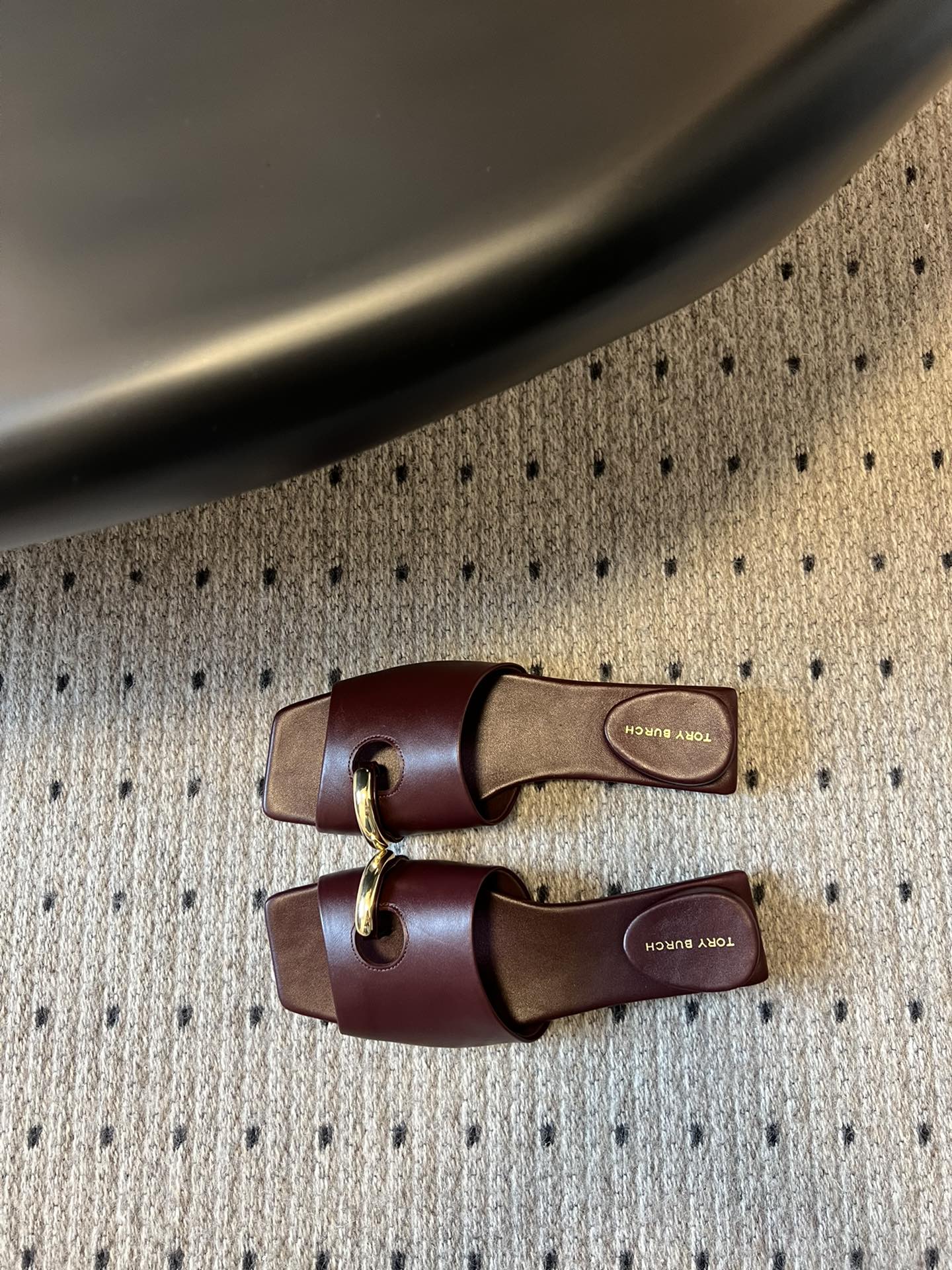 Unique Reverse Design Slipper by Tory Burc: Comfortable, Stylish, and Durable. - 图片 2