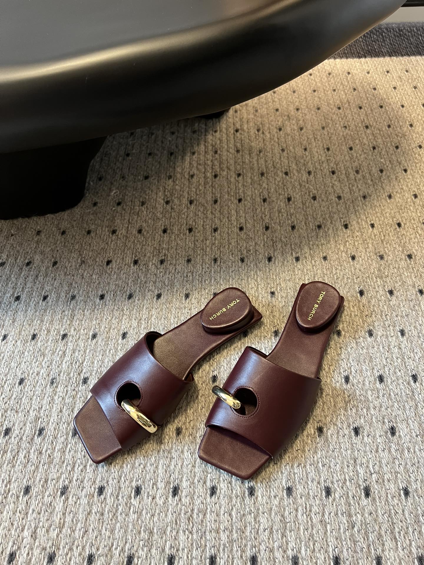 Unique Reverse Design Slipper by Tory Burc: Comfortable, Stylish, and Durable. - 图片 9
