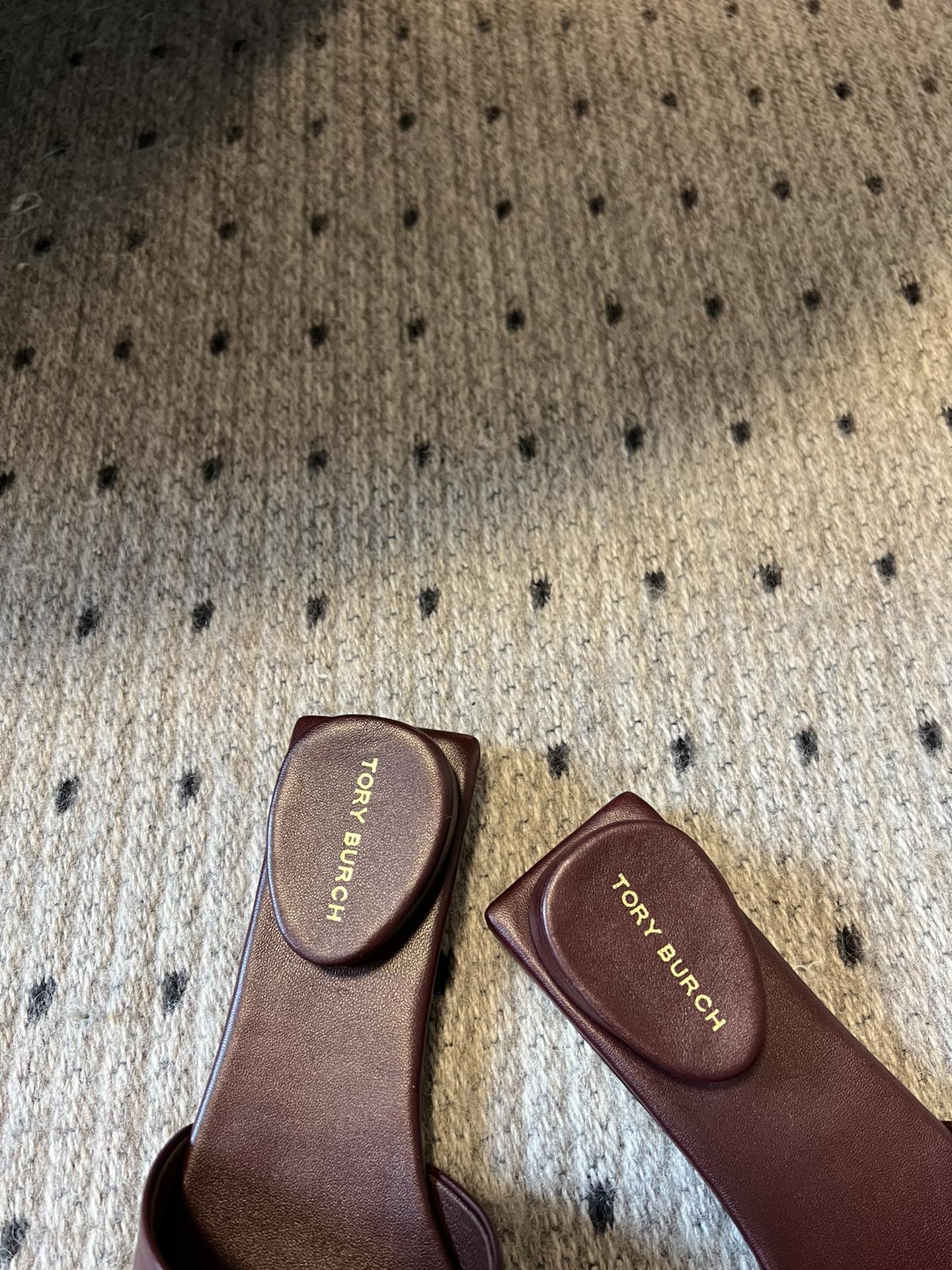 Unique Reverse Design Slipper by Tory Burc: Comfortable, Stylish, and Durable. - 图片 4