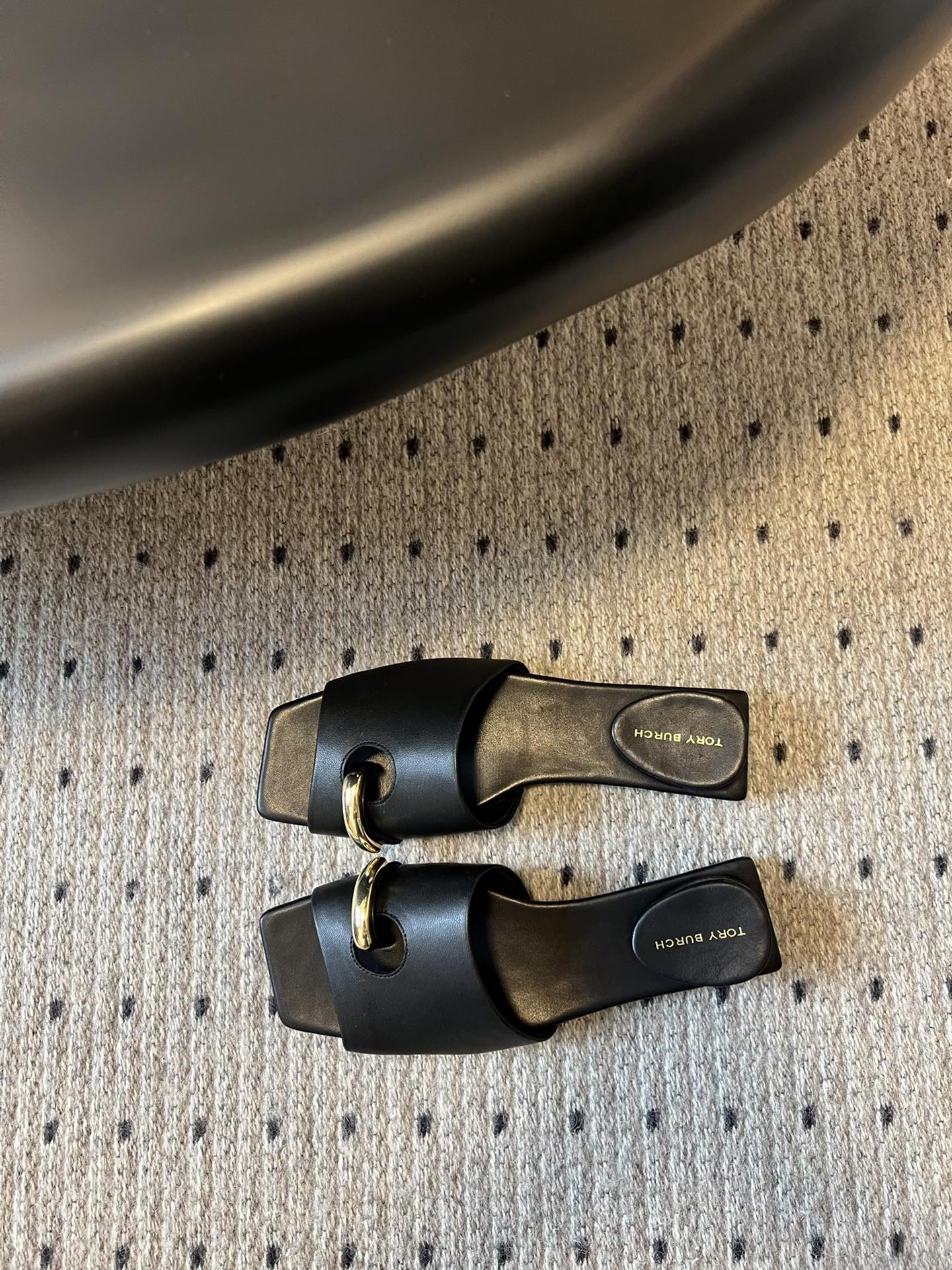 Unique Design Tory Burc Slipper: Fashionable, Comfortable, and Stylish Leather Slipper in Various Colors - 图片 2