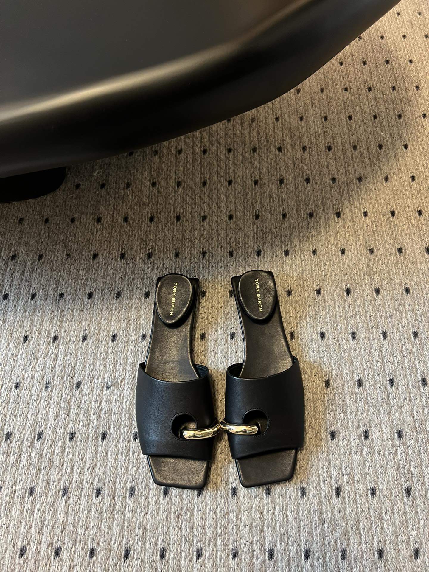 NO:235250,ToryBurc* Show Heel Inverted on Sole Ring Slippers This slipper is not only fashionable, it adopts an inverted design, and the heel is inverted on Sole. This design is not only unique but also fashionable, giving people a unique feeling. The upper is made of high-quality leather material, which feels soft and comfortable to wear. Moreover, this slipper is available in a variety of colors. Whether you like low-key black or fashionable green, you can find the style that suits you!  !  Material cowhide inner oxli, outsole leather, size 35-39/40, customized, non-return, slippers, burberry, slippers, ring, cowhide, Leather soles19860909ToryBurc*秀款鞋跟倒置于鞋底戒指拖鞋 这款拖鞋不仅时尚,它采用了倒置式的设计,将鞋跟倒置于鞋底 这种设计不仅独特而且时尚,给人一种别具一格的感觉～鞋面采用了高质感的皮革材质,手感柔软舒适,穿着起来非常舒适.而且这款拖鞋还有多种颜色可供选择,无论你是喜欢低调的黑色还是时尚的绿色,都能找到适合自己的款式！！ 材质牛皮 内里牛里 大底真皮大底 码数35-39/40订制不退换,拖鞋,burberry,slippers,ring,cowhide,Leather soles,Women's Shoes