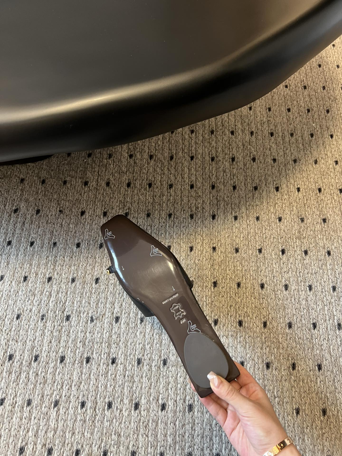 Unique Reverse Design Slipper by Tory Burc: High-Quality Leather, Comfortable, Stylish. - 图片 6