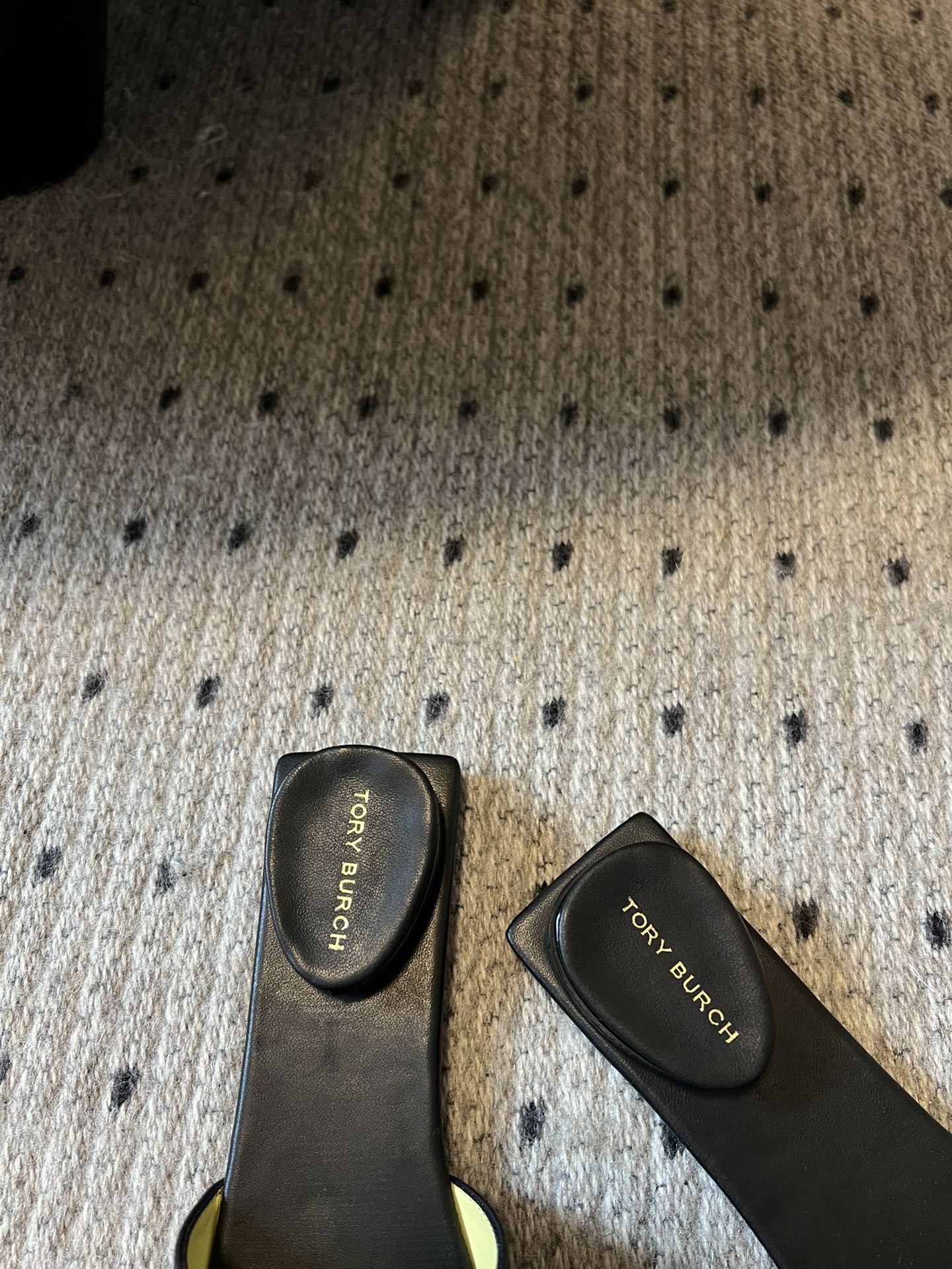 Unique Reverse Design Slipper by Tory Burc: High-Quality Leather, Comfortable, Stylish. - 图片 8