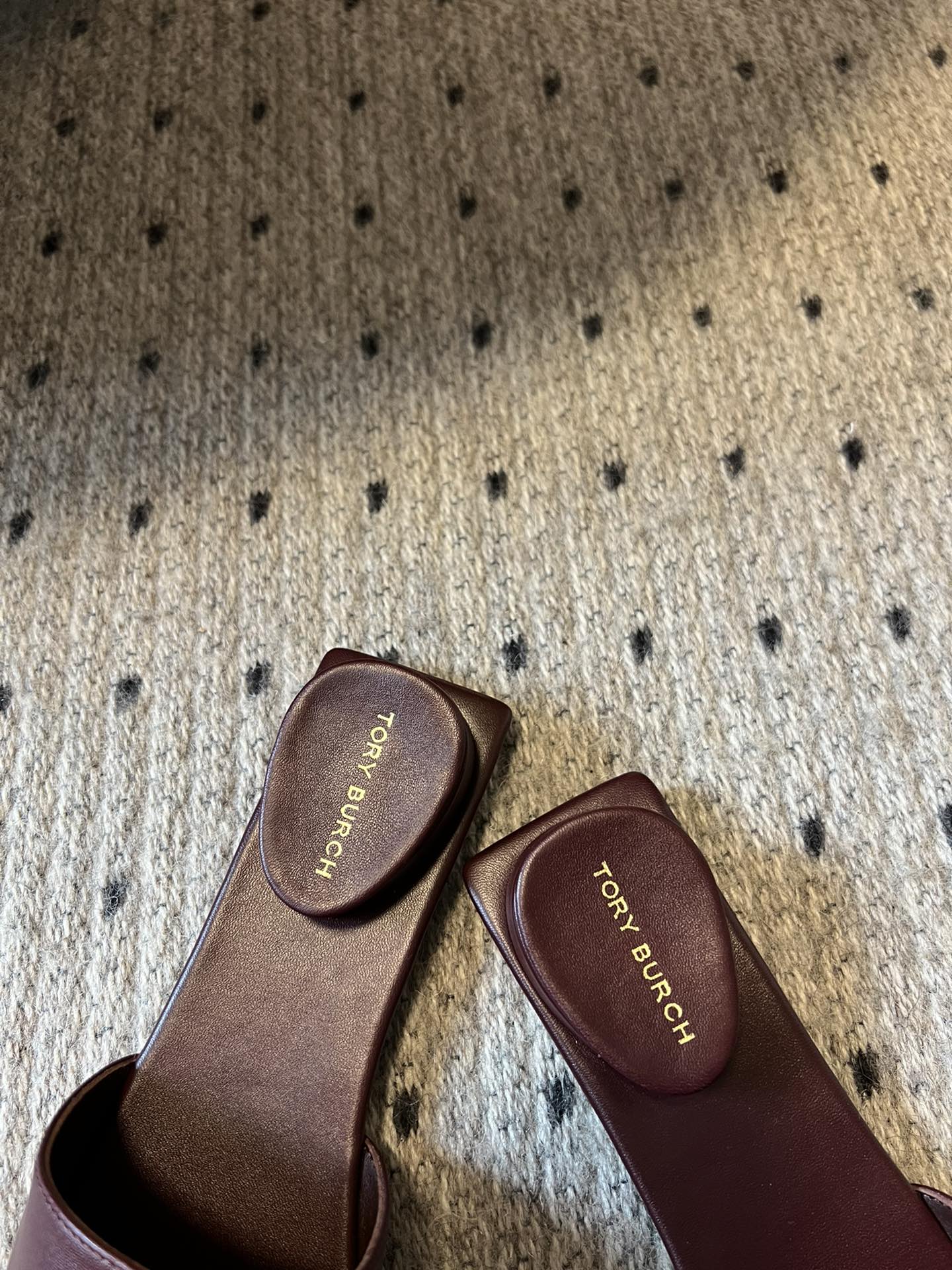 Unique Reverse Design Slipper by Tory Burc: Fashionable, Comfortable, and High-Quality Leather - 图片 4