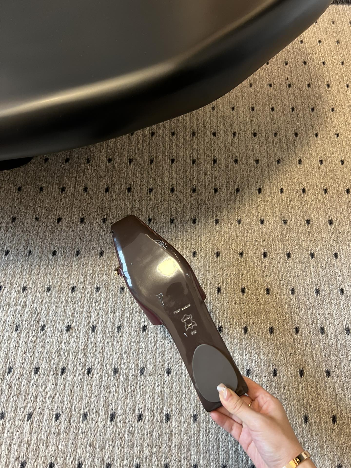 Unique Reverse Design Slipper by Tory Burc: Fashionable, Comfortable, and High-Quality Leather - 图片 6
