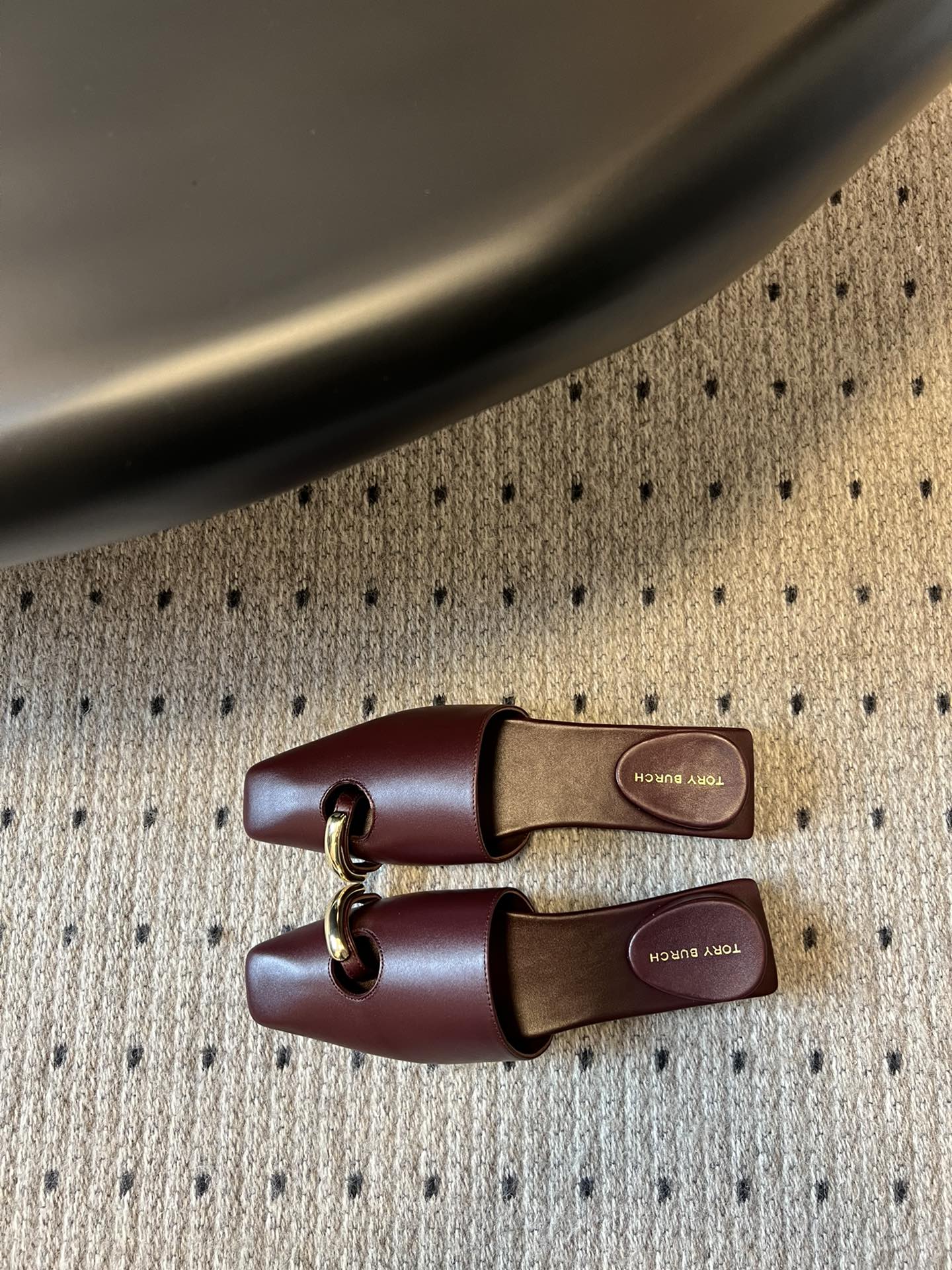 Unique Reverse Design Slipper by Tory Burc: Fashionable, Comfortable, and High-Quality Leather - 图片 2