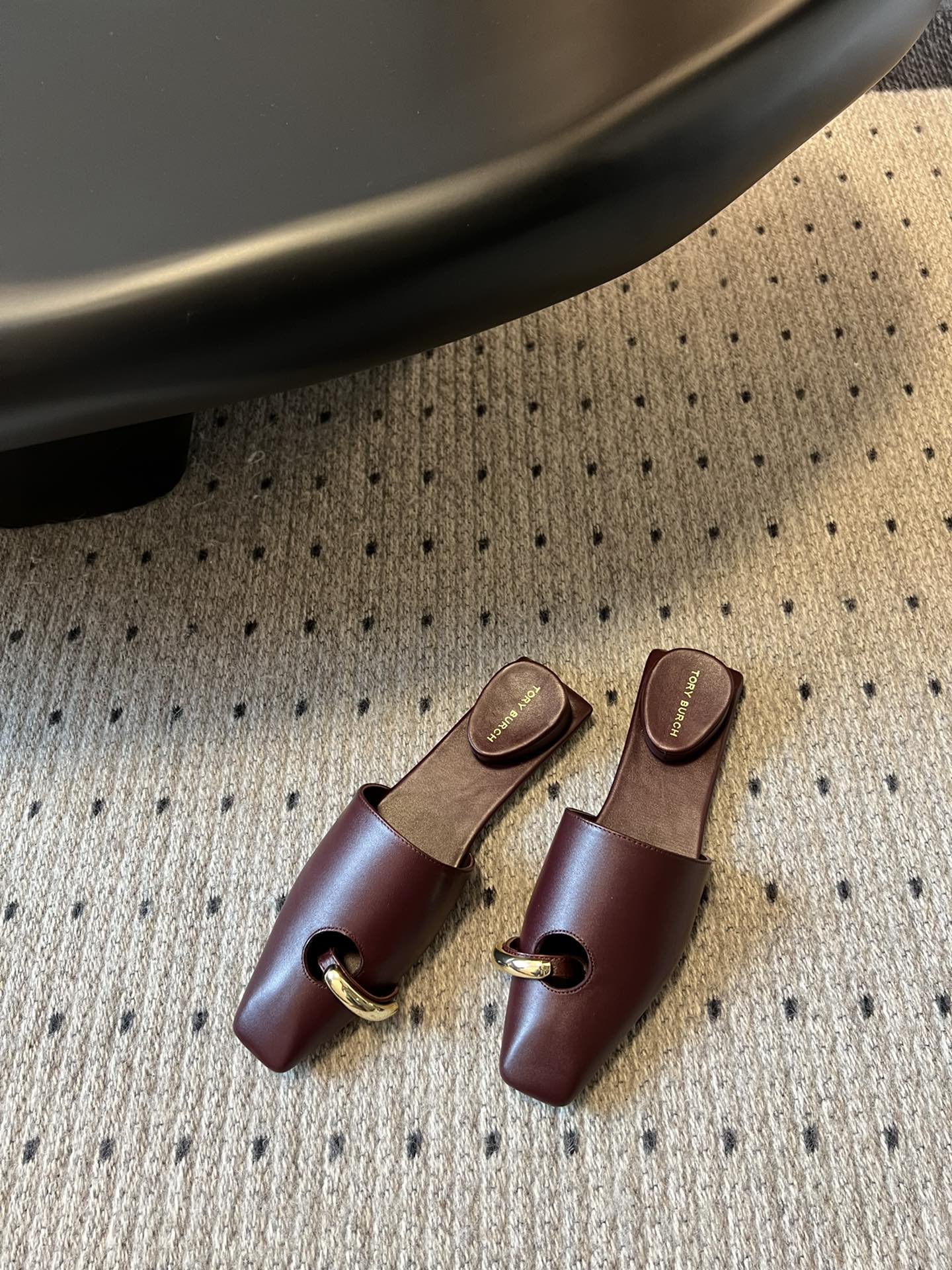 Unique Reverse Design Slipper by Tory Burc: Fashionable, Comfortable, and High-Quality Leather - 图片 8