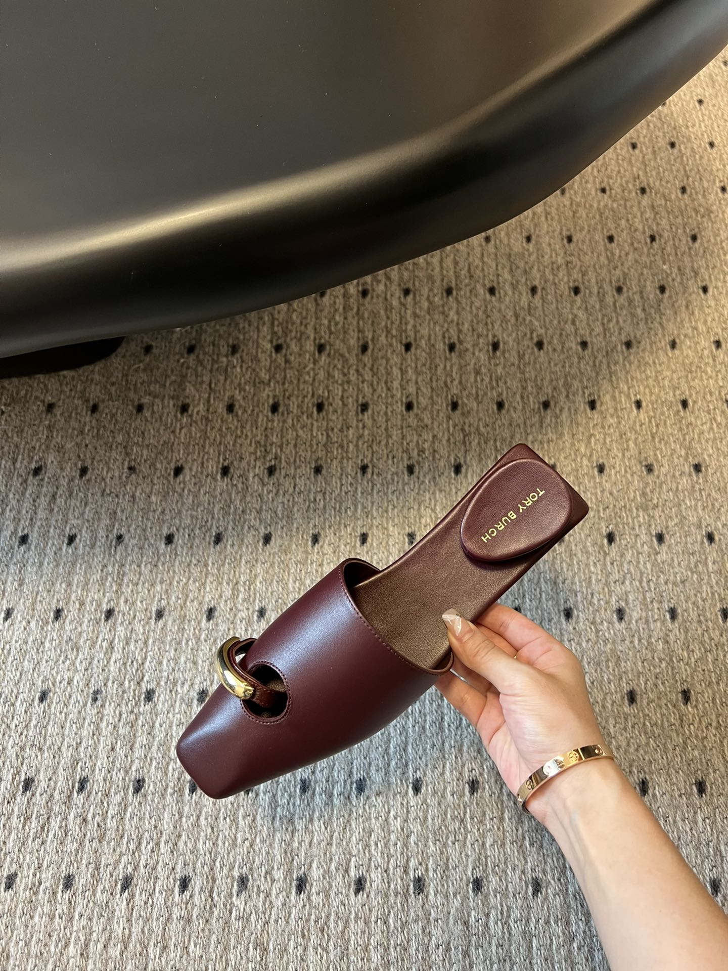 Unique Reverse Design Slipper by Tory Burc: Fashionable, Comfortable, and High-Quality Leather - 图片 9