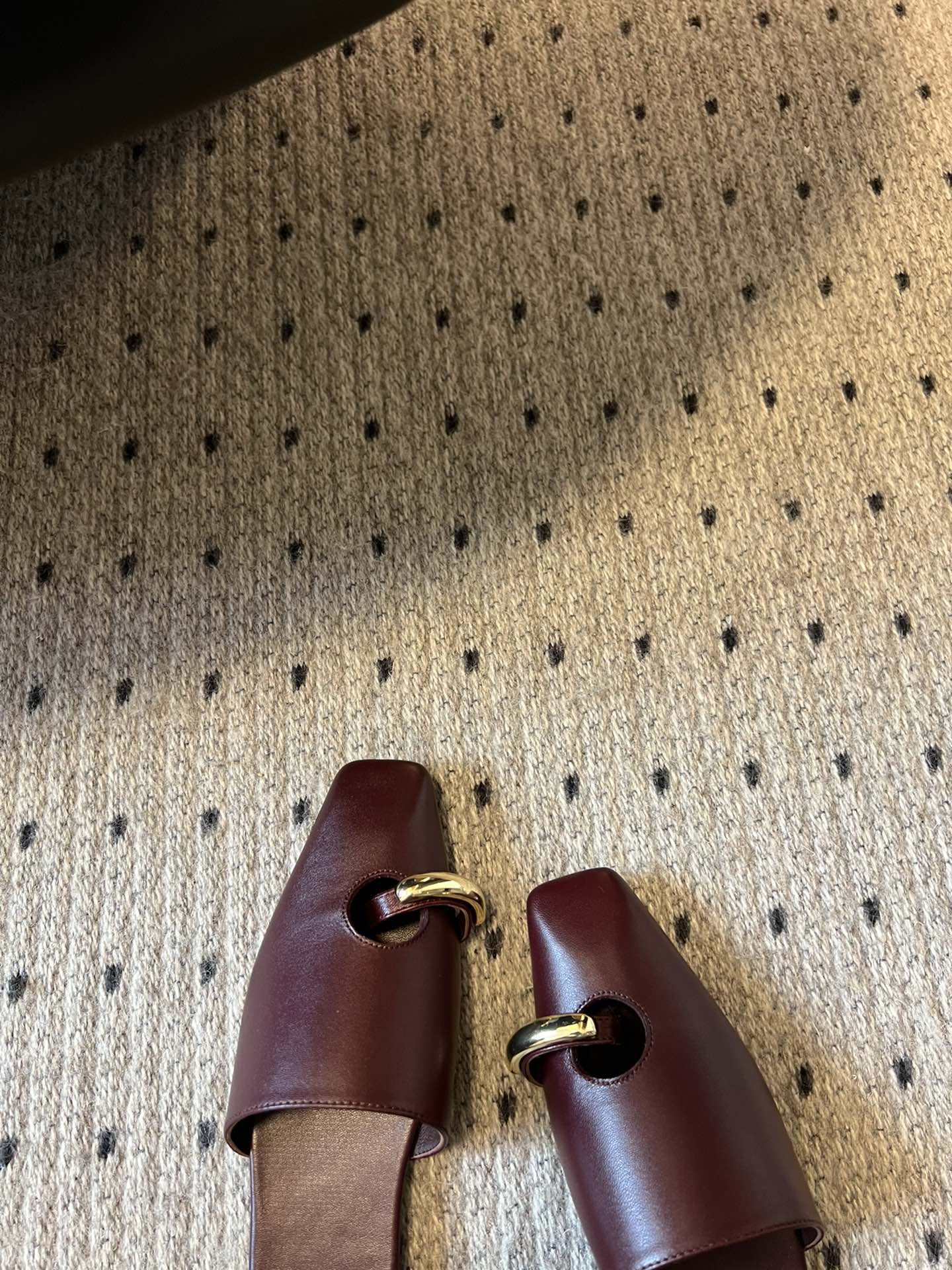 Unique Reverse Design Slipper by Tory Burc: Fashionable, Comfortable, and High-Quality Leather - 图片 7