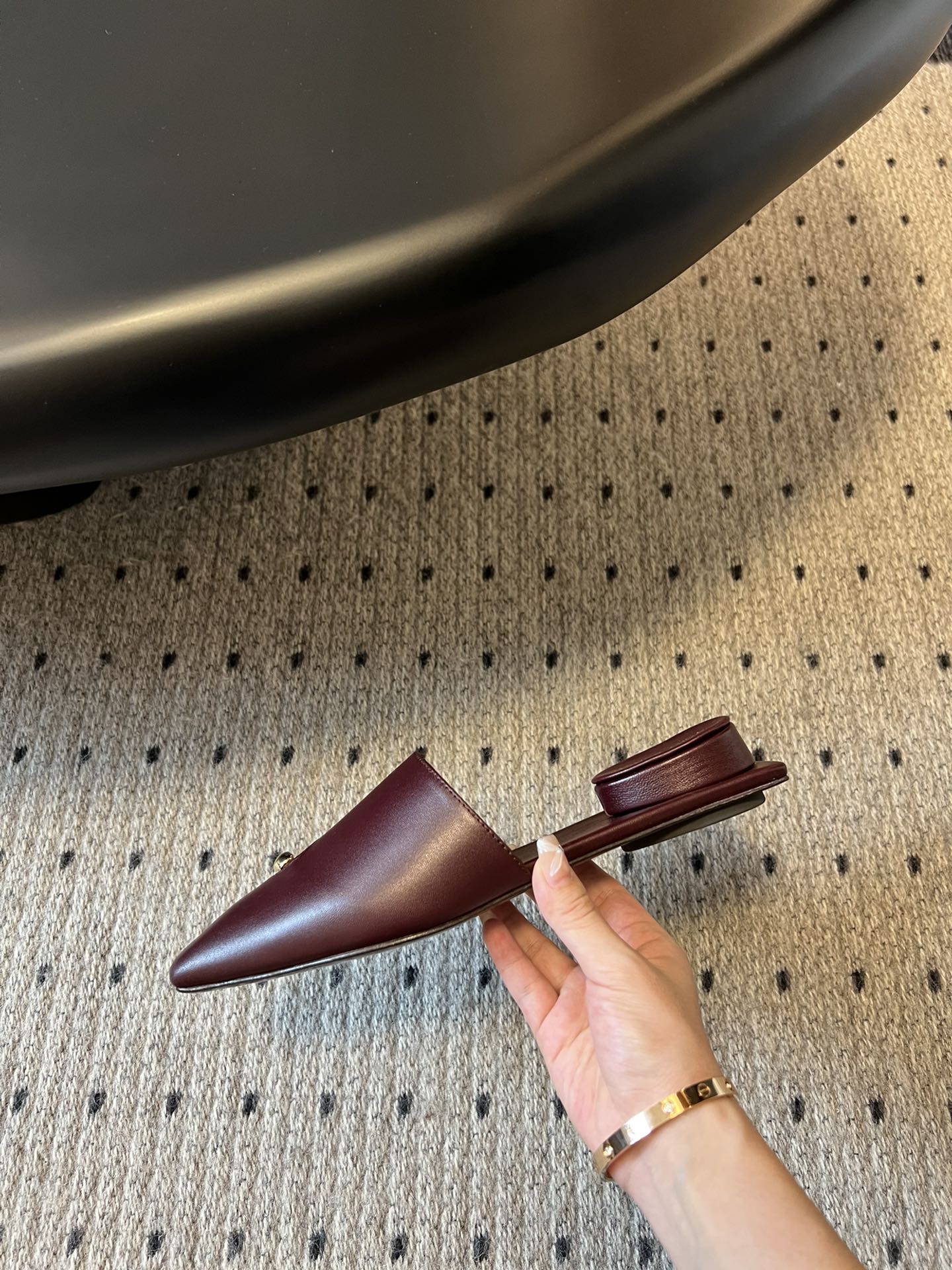 Unique Reverse Design Slipper by Tory Burc: Fashionable, Comfortable, and High-Quality Leather - 图片 5
