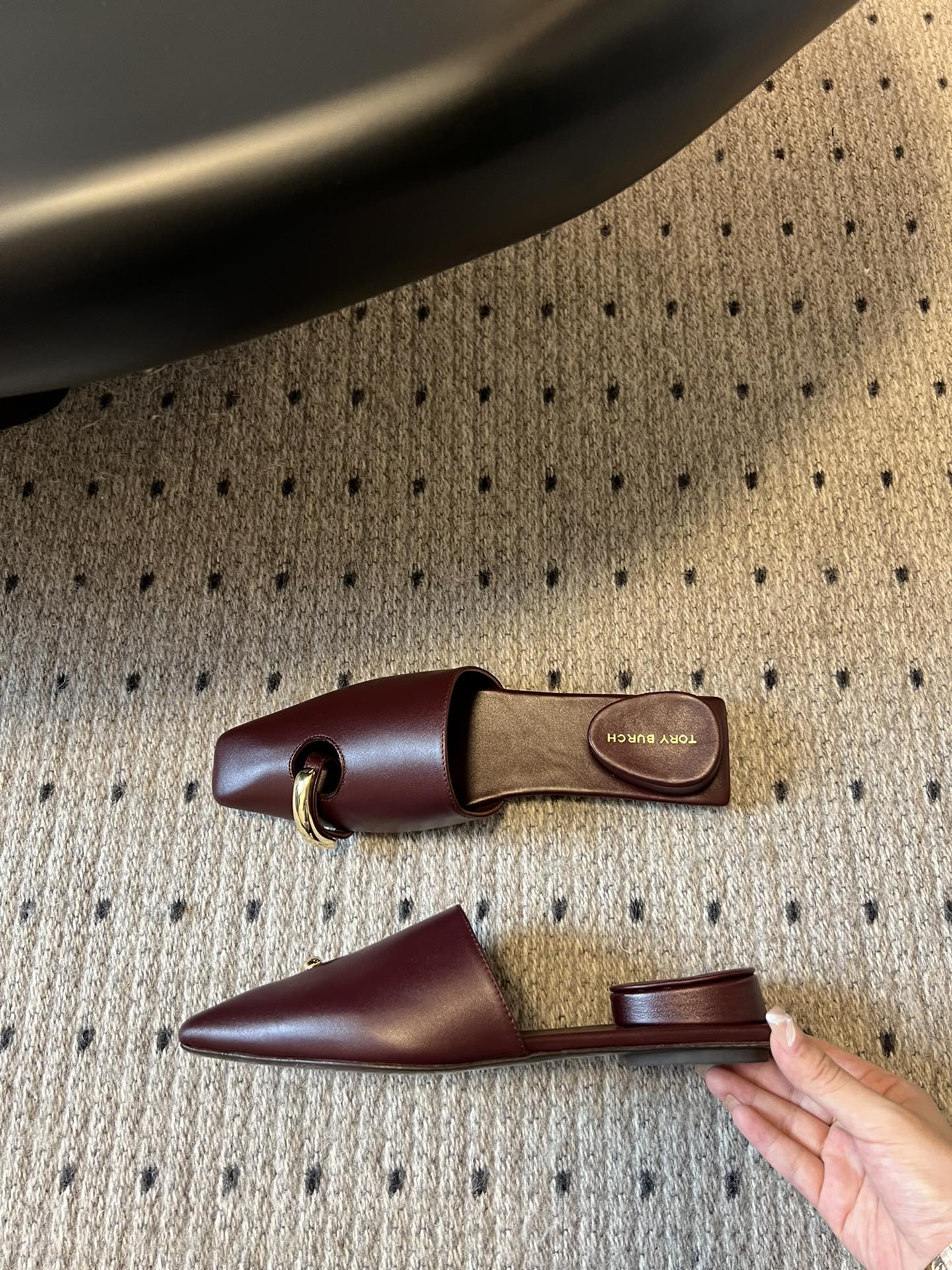 Unique Reverse Design Slipper by Tory Burc: Fashionable, Comfortable, and High-Quality Leather - 图片 3