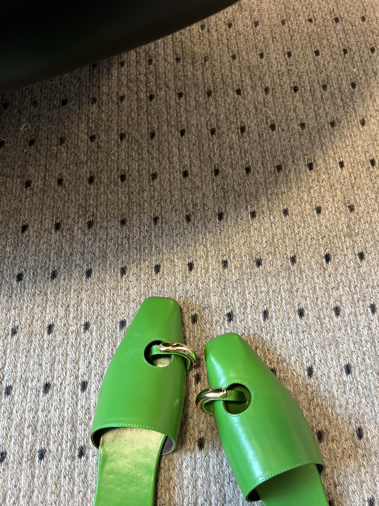 Unique and Stylish Tory Burch Slipper with Reverse Heel Design - 图片 7