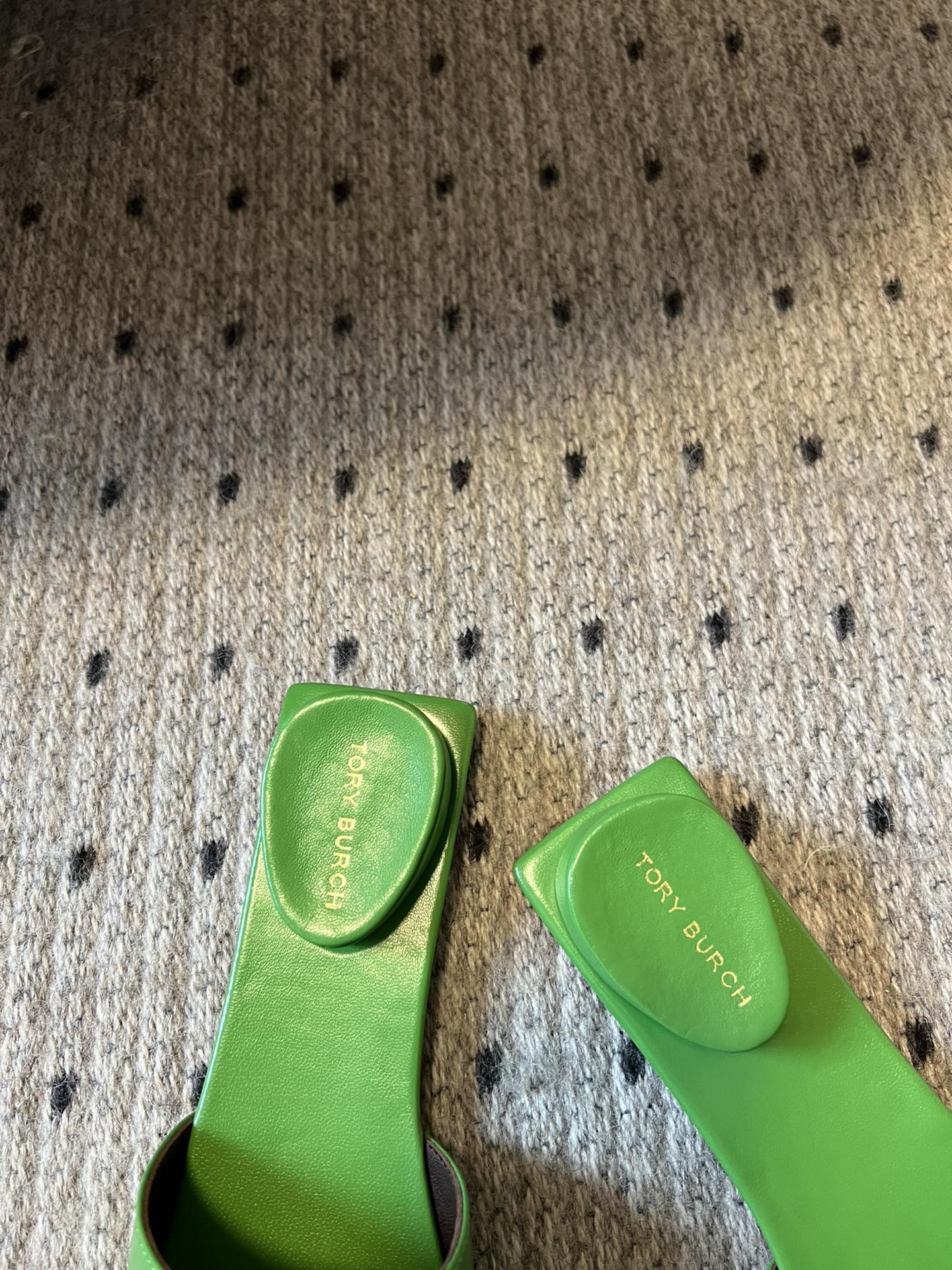 Unique and Stylish Tory Burch Slipper with Reverse Heel Design - 图片 4
