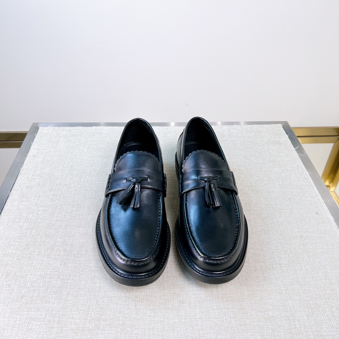 NO:711549,[L*] Original high-quality loafers - Upper material, imported calfskin, - Inner foot pads are all made of imported cowhide - Original private model outsole, soft, comfortable, non-slip - Size 39-44 (38,45. Customized, non-returnable and non-exchangeable) - Code number 5/38, 6/39, 7/40, 8/41, 9/42, 10/43, 11/44. Dear friends, please pay attention when placing an order.  -,,loafers,cowhide19860909【L*】原单高品质,乐福鞋 -鞋面材质,进口小 牛皮, -内里垫脚 均用进口牛皮 -原版私模大底,柔软,舒适,防滑 -Size 39-44（38,45.订制不退不换） -码数5/38,6/39,7/40,8/41,9/42,10/43,11/44.亲们下单注意 -,,loafers,cowhide,Men's shoes