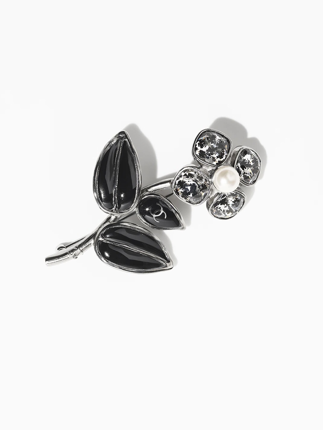 NO:714855,CHANE Xiaoxiang's new four-leaf clover black leaf resin brooch, Chanel brooch, chanel, chanel, brooch, breastpin19860909CHANE 小香新款四叶草黑色树叶树脂胸针,香奈儿胸针,chanel,chanel,brooch，breastpin,Jewelry