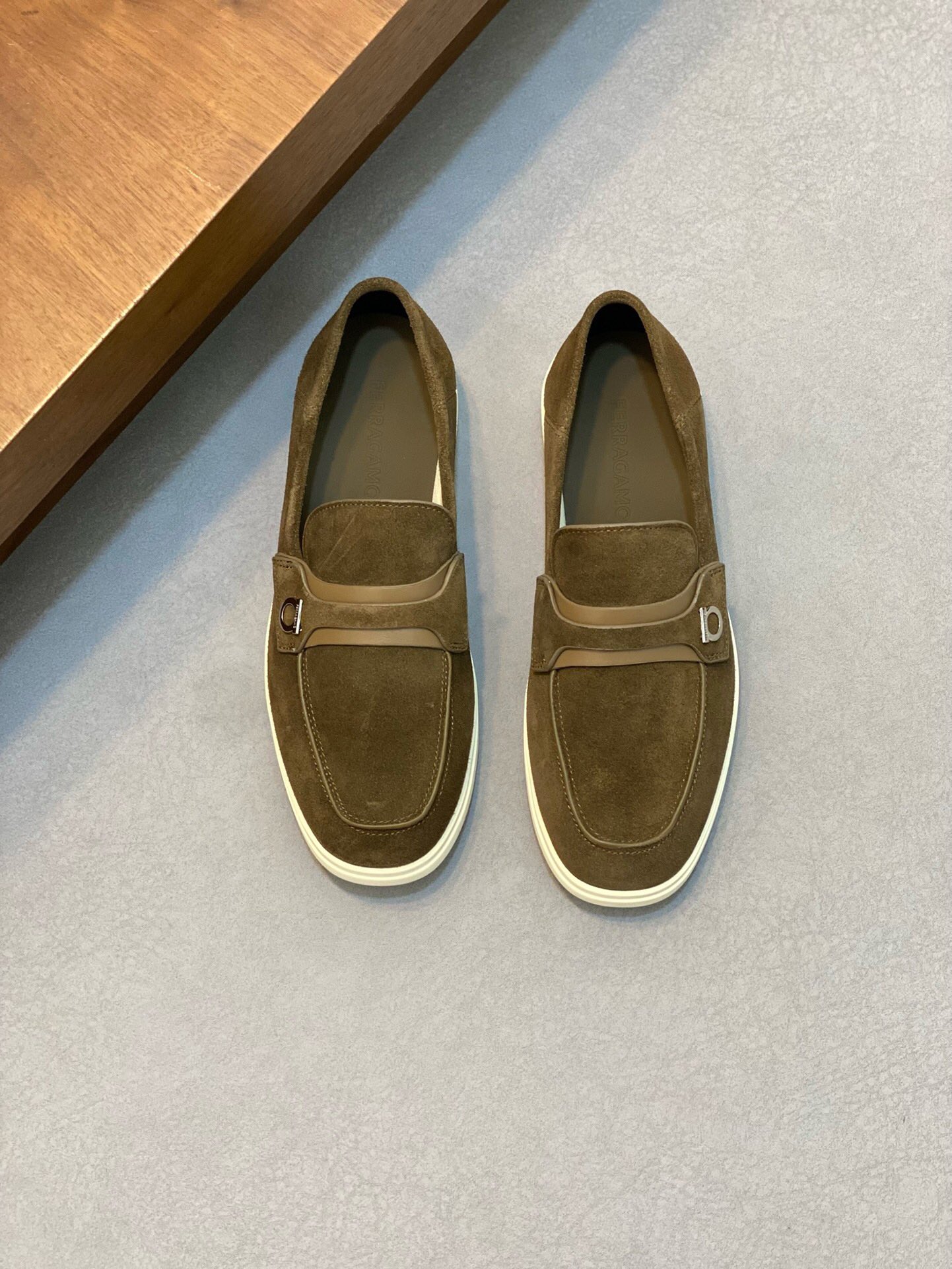 NO:216831,Brand Ferragamo color original color matching Size 39-44 Custom made 38.45 Price Material Ferragamo new products foot cover driving shoes Original single quality simple style design upper is made of top layer cowhide with original hardware accessories cowhide inner Original outsole high-end quality Simple and atmospheric!  ,Ferragamo Bean shoes,ferragamo,ferragamo,cowhide19860909品牌Ferragamo 颜色原版配色 码数39-44定做38.45 价格 材质菲拉格慕新品 套脚 驾车鞋 原单品质简约风格设计鞋面采用头层牛皮搭配原版五金配件牛皮内里 原版大底高端品质 简单 大气！,菲拉格慕 豆豆鞋,ferragamo,ferragamo,cowhide,Men's shoes