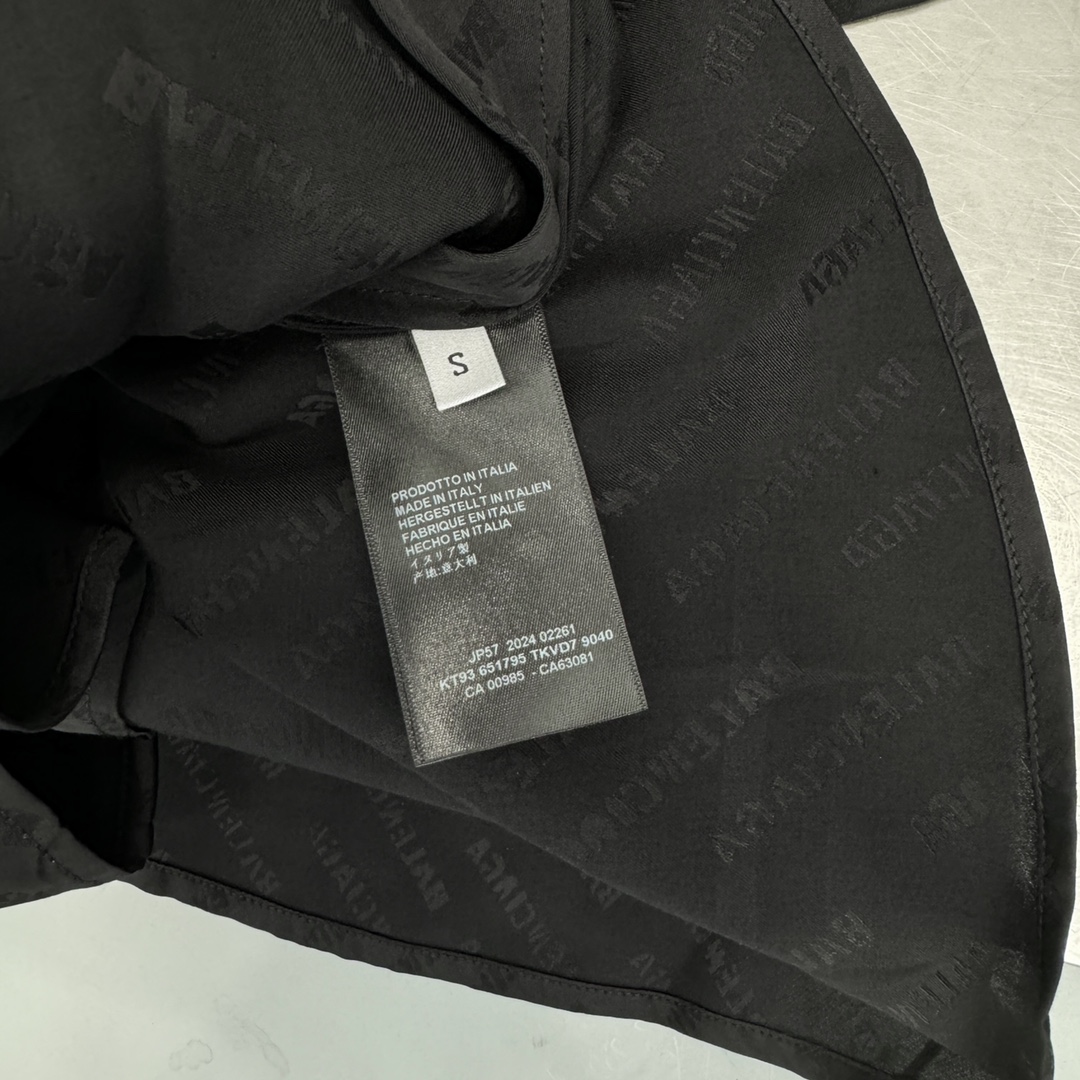  🆕NEW｜新款衬衣，人丝面料贴身舒适，定制立体肌理感面料，解构拼缝设计，宽松版型男女同款，尺码Sml 
