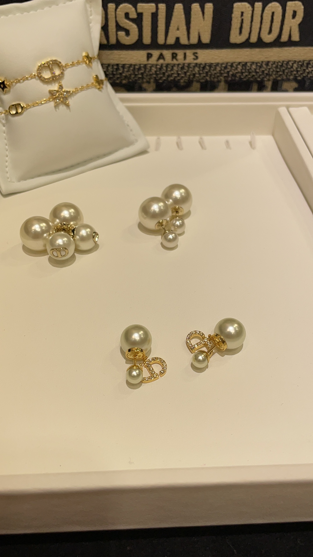 NO:721216,88170, Small size arrived today. New full diamond CD pendant pearl double ball stud earrings. The golden full diamond CD is smaller than the classic model. It is more delicate and cute. Simple and very attractive. With the pearl double ball, it is very rich and rich. Customized z version. Brass material. Swarovski silver phantom diamond. Earrings with packaging box, earrings, Cardia high-end jewelry.1986090988170,今日到货小号 新款满钻CD吊坠珍珠双球耳钉耳环 金色满钻CD比经典款小一些 更显精致可爱简简单单的很耐看 搭配珍珠双球非常有富家千金气质 z版定制 黄铜材质 施华洛银色魅影钻 耳环带包装盒,,earrings,卡迪亚高端饰品,Jewelry