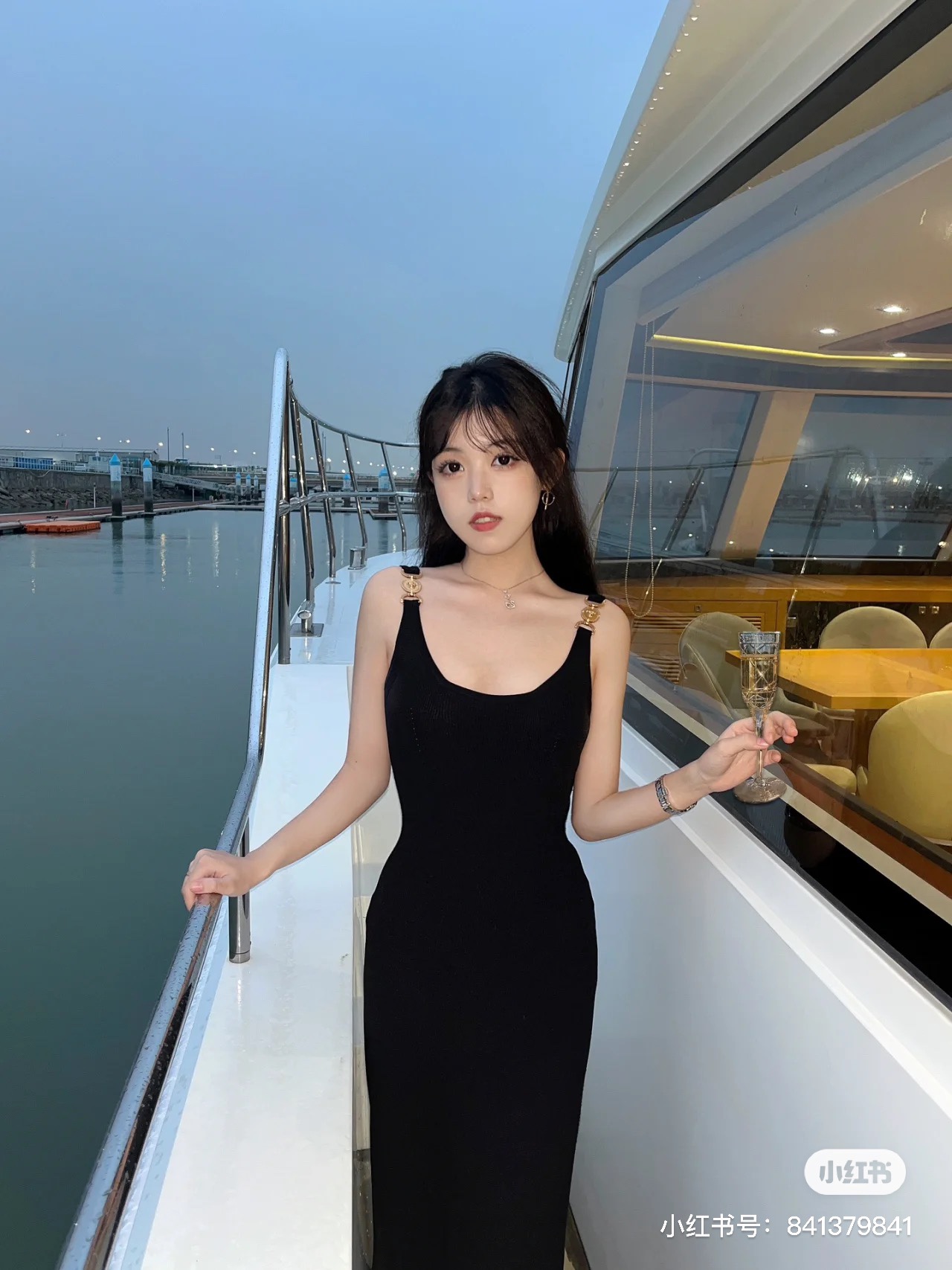 NO:309299,Model number D24060727 VERSAC* newest high-end custom classic Medusa gold accessories decorative temperament goddess slim fit and slim knitted suspender dress!  Black, (M size bust 72, skirt length 97), versace, skirts, alexander wang19860909款号D24060727 VERSAC*新款 高端定制经典美杜莎金色配件装饰气质女神修身显瘦针织吊带连衣裙！黑色,（M码胸围72,裙长97）,,versace,skirts,alexander wang,Women's clothing