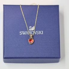 swarovski 金色 红爱心锁骨项链若您钟爱心形首饰,这款来自stilla系列的链坠会是您必不可少的 swarovski 金色 红爱心锁骨项链若您钟爱心形首饰,这款来自stilla系列的链坠会是您必不可少的