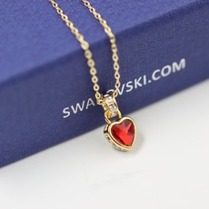 swarovski 金色 红爱心锁骨项链若您钟爱心形首饰,这款来自stilla系列的链坠会是您必不可少的 swarovski 金色 红爱心锁骨项链若您钟爱心形首饰,这款来自stilla系列的链坠会是您必不可少的