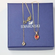swarovski 金色 红爱心锁骨项链若您钟爱心形首饰,这款来自stilla系列的链坠会是您必不可少的 swarovski 金色 红爱心锁骨项链若您钟爱心形首饰,这款来自stilla系列的链坠会是您必不可少的